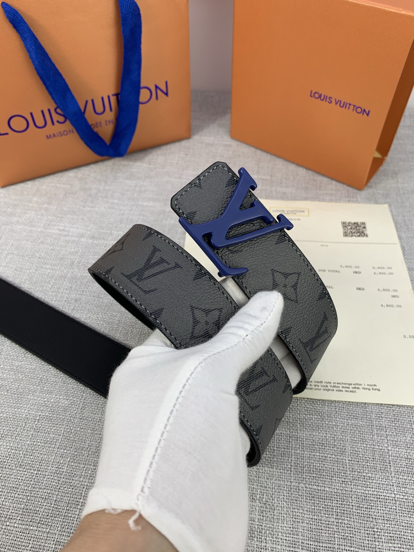  本款 LV Initials 双面腰带拥有 Monogram EcliPse Reverse 图案和素