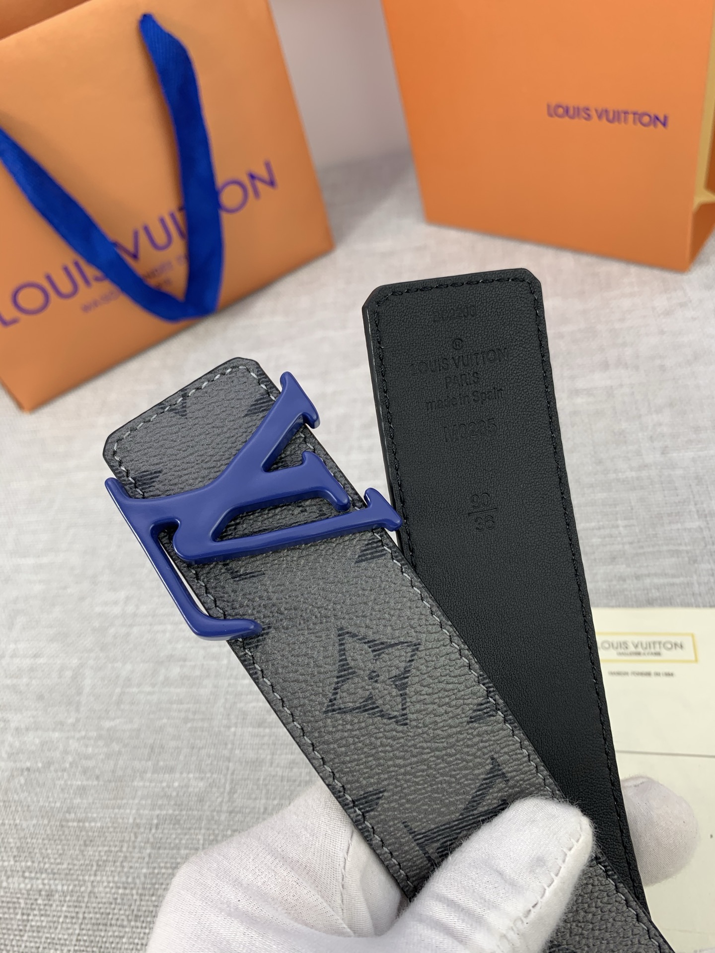  本款 LV Initials 双面腰带拥有 Monogram EcliPse Reverse 图案和素