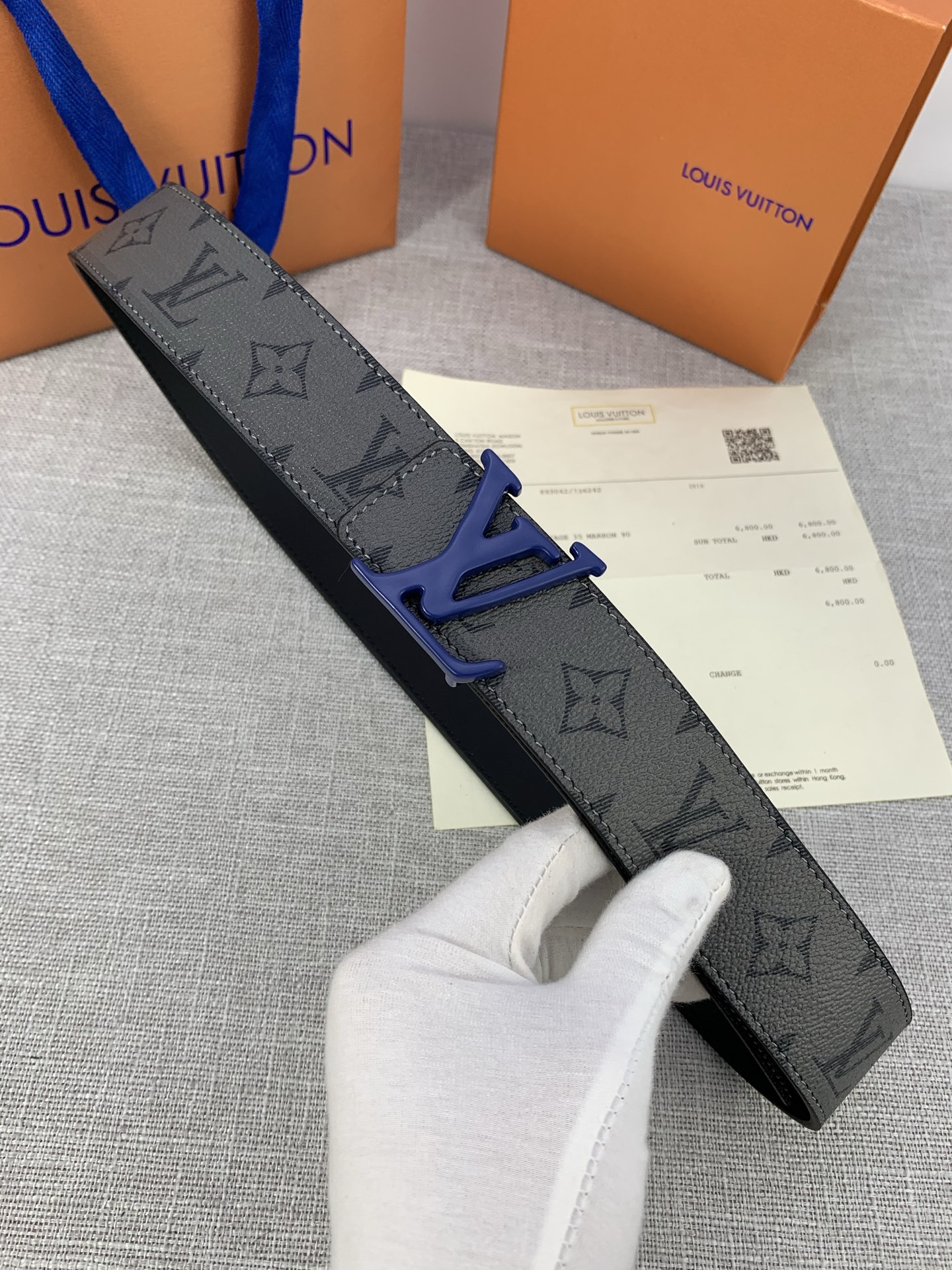  本款 LV Initials 双面腰带拥有 Monogram EcliPse Reverse 图案和素
