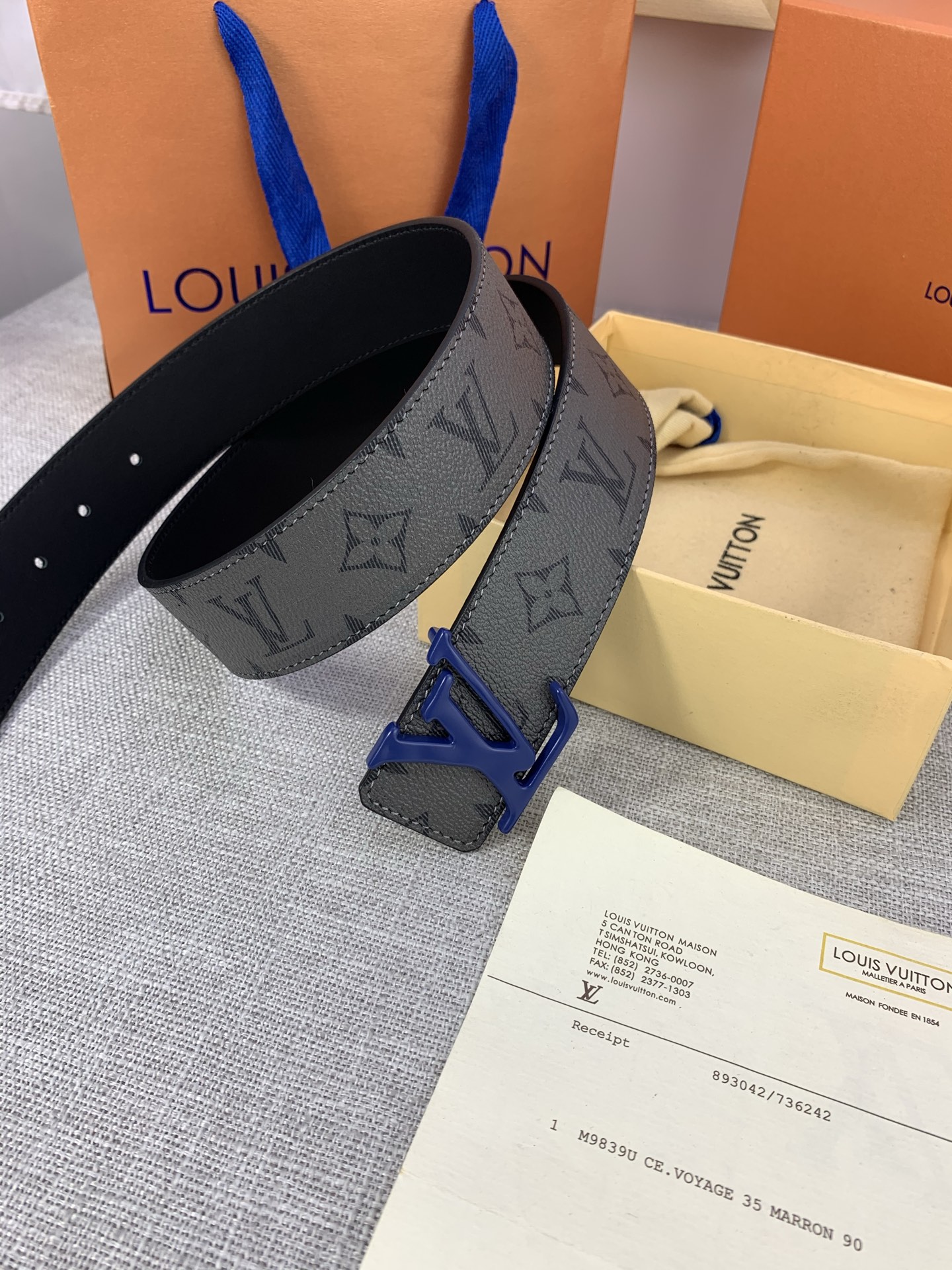  本款 LV Initials 双面腰带拥有 Monogram EcliPse Reverse 图案和素