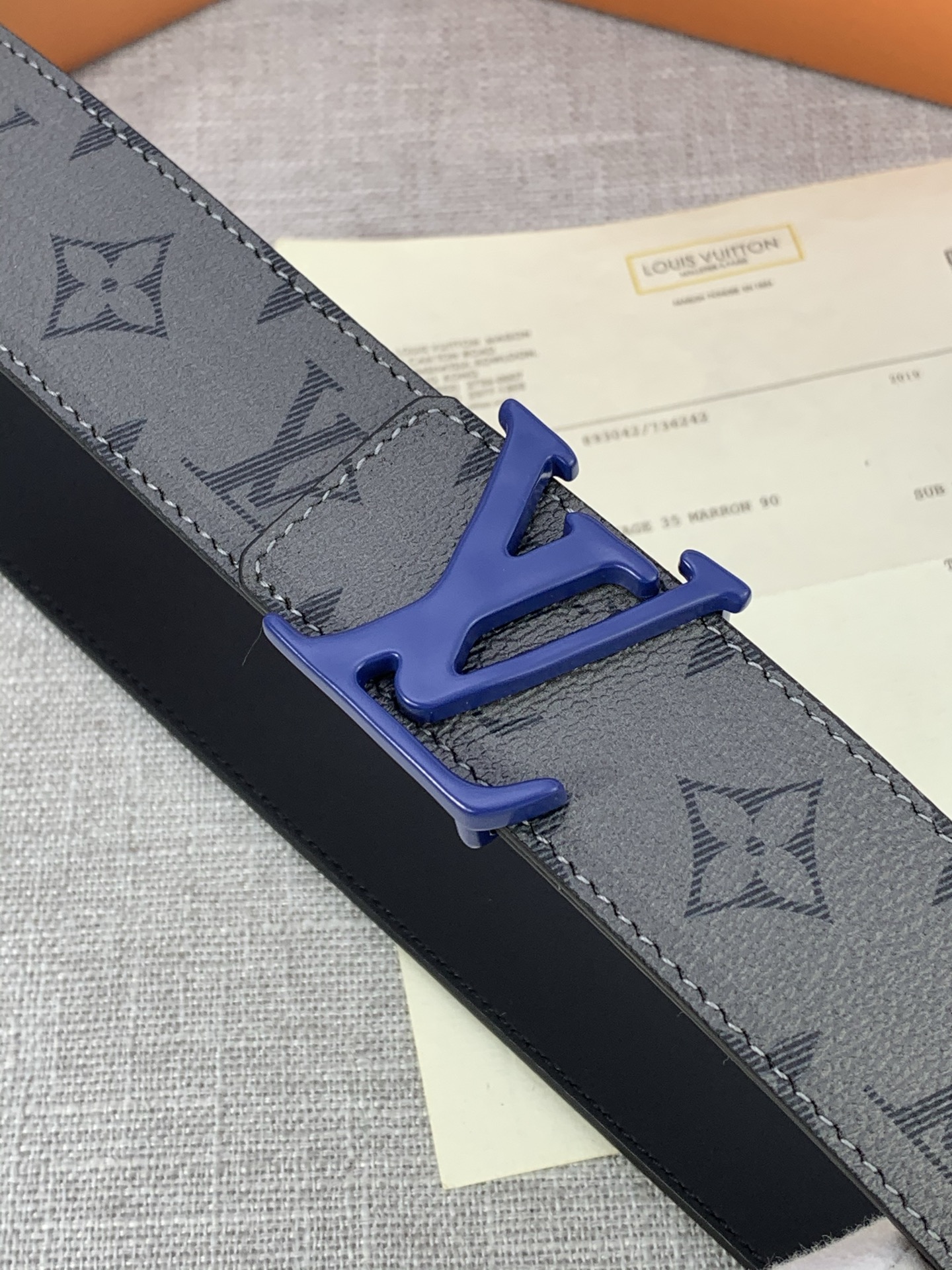  本款 LV Initials 双面腰带拥有 Monogram EcliPse Reverse 图案和素