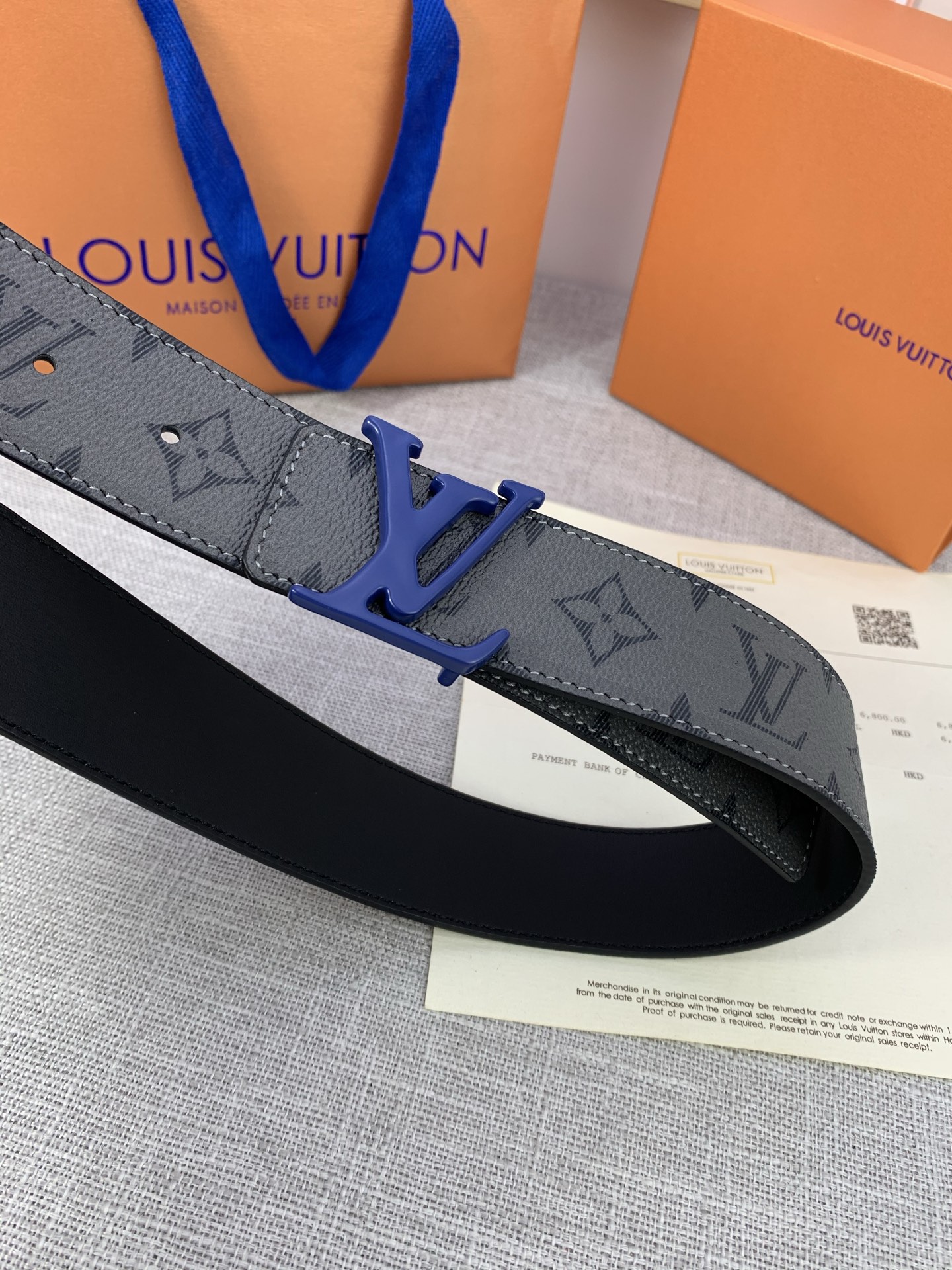  本款 LV Initials 双面腰带拥有 Monogram EcliPse Reverse 图案和素