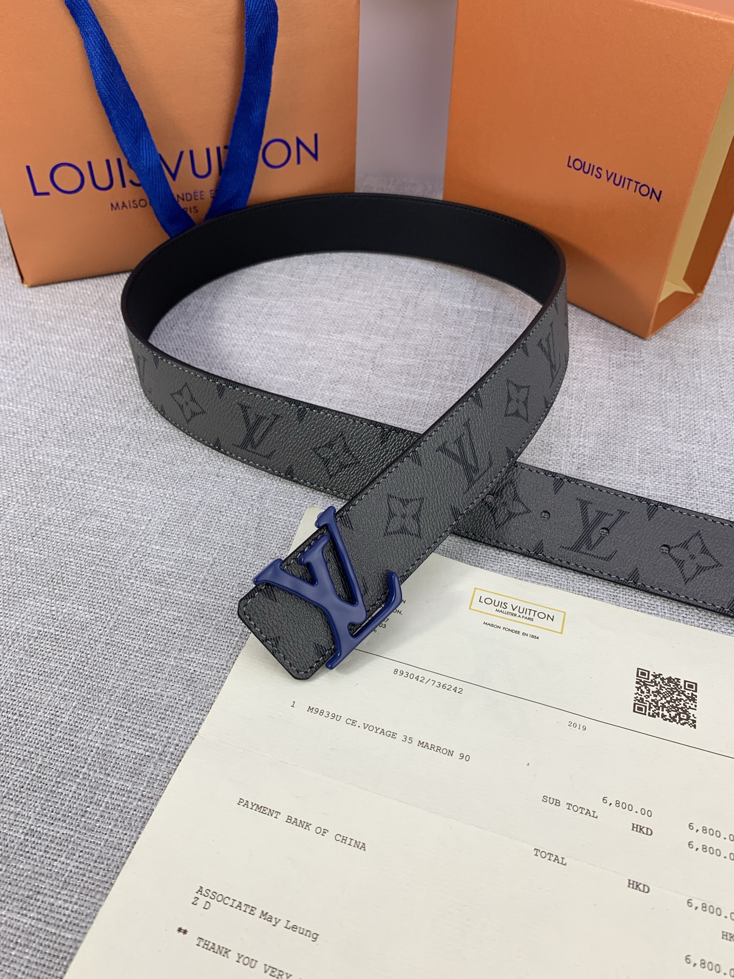  本款 LV Initials 双面腰带拥有 Monogram EcliPse Reverse 图案和素