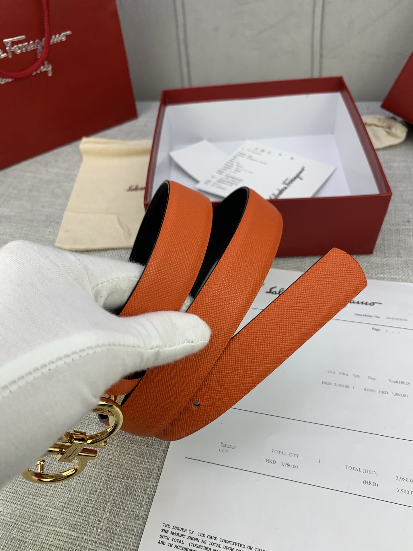 “Salvatore Ferragamo Women’s Leather Belt: Adjustable and Stylish Accessory” - 图片 7