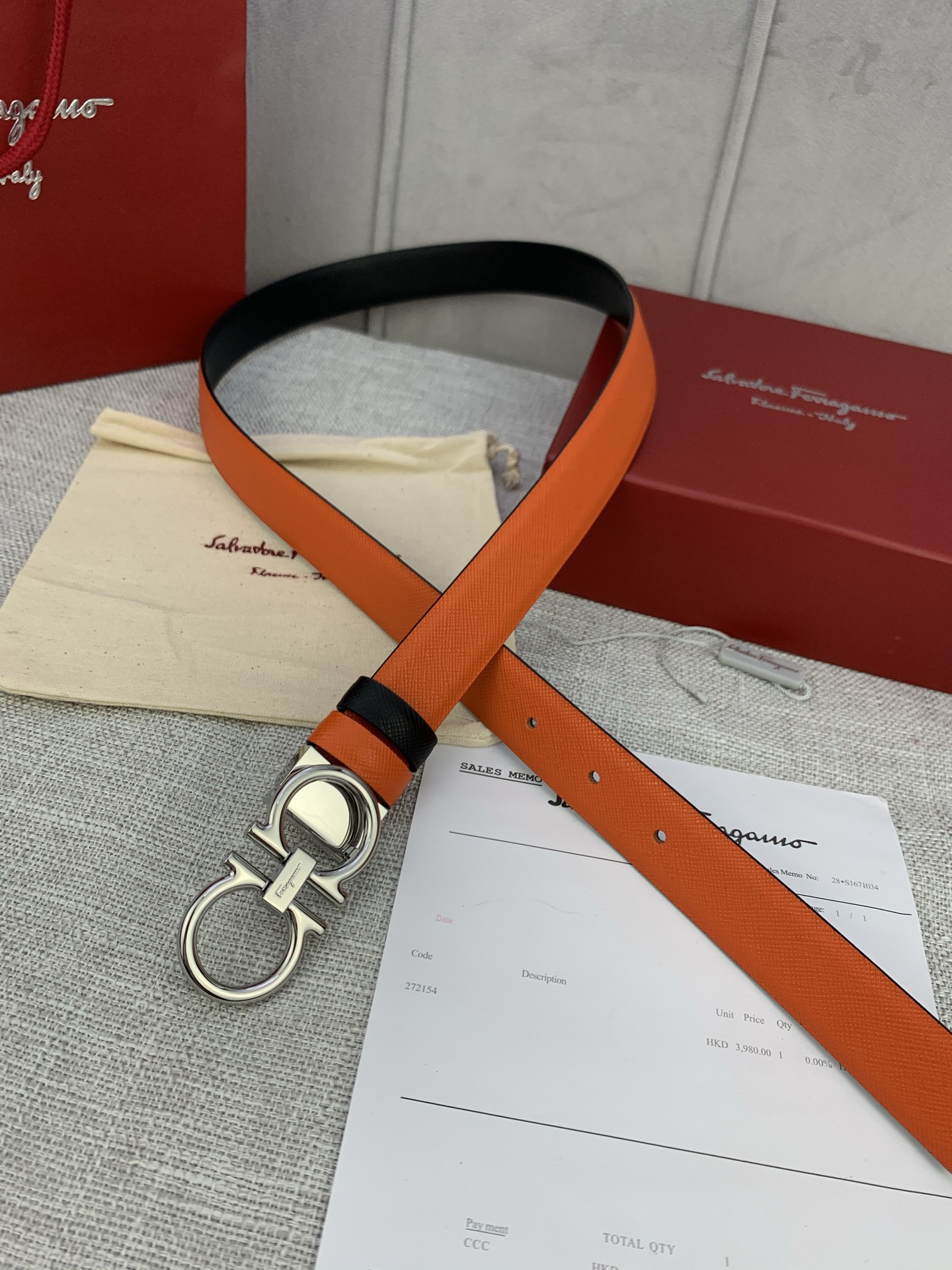 “Salvatore Ferragamo Women’s Leather Belt: Adjustable and Stylish Accessory” - 图片 3