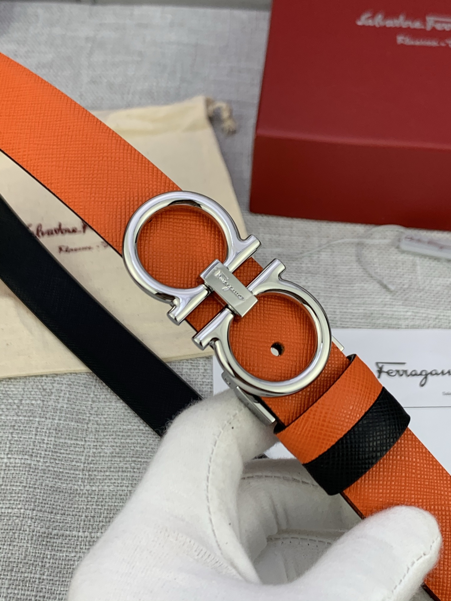 “Salvatore Ferragamo Women’s Leather Belt: Adjustable and Stylish Accessory” - 图片 2