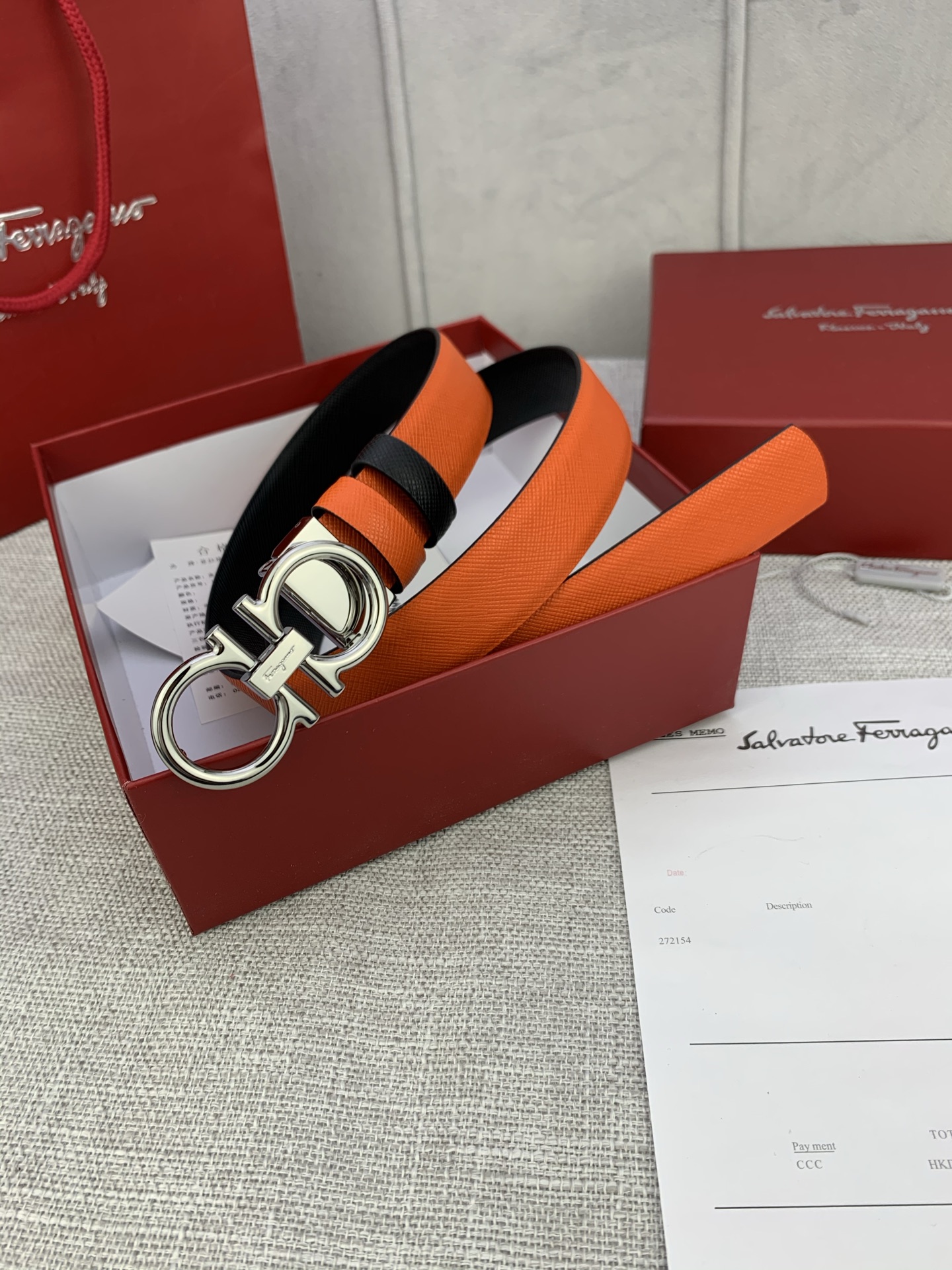 “Salvatore Ferragamo Women’s Leather Belt: Adjustable and Stylish Accessory” - 图片 4