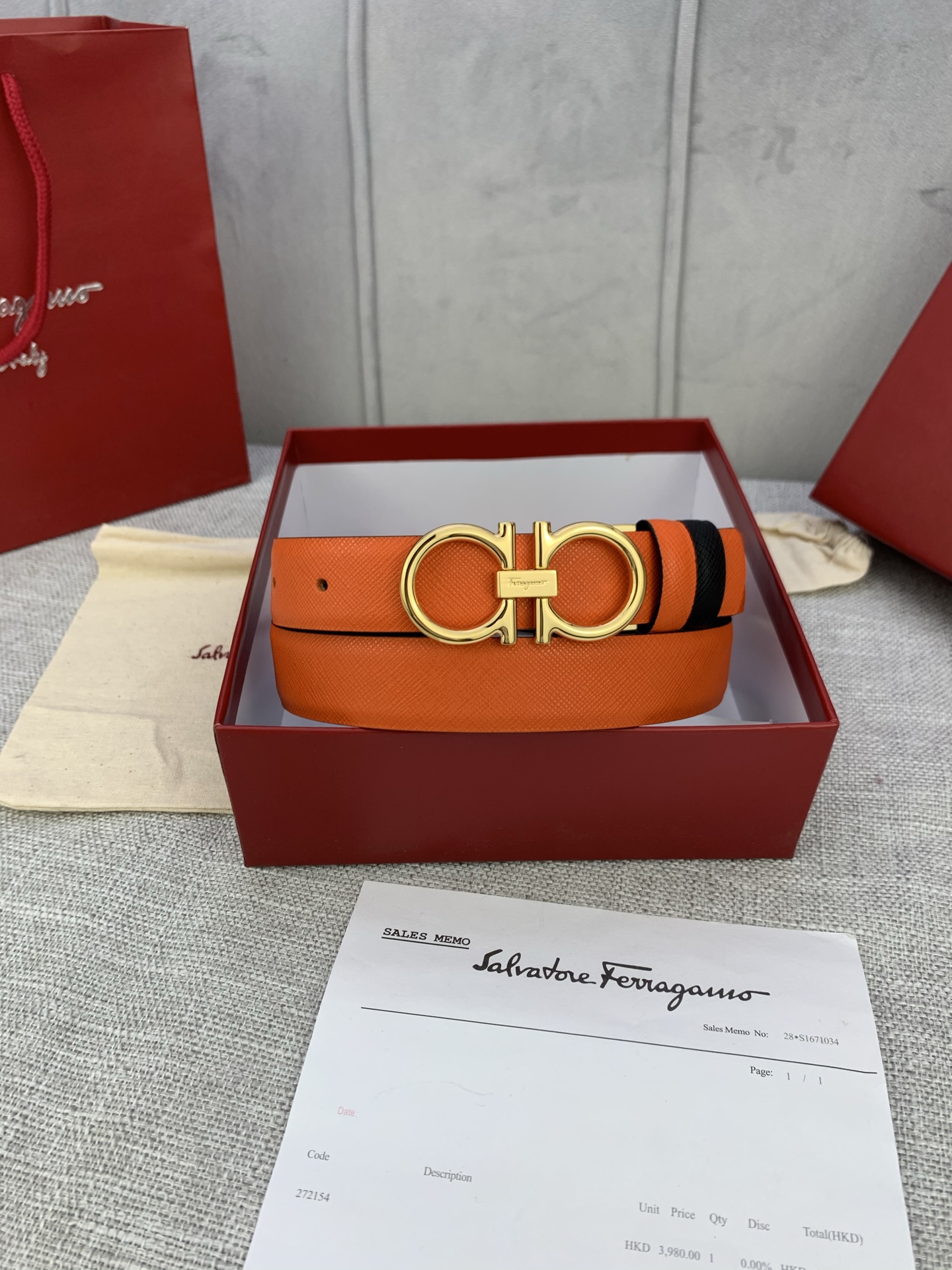 “Salvatore Ferragamo Women’s Leather Belt: Adjustable and Stylish Accessory” - 图片 5