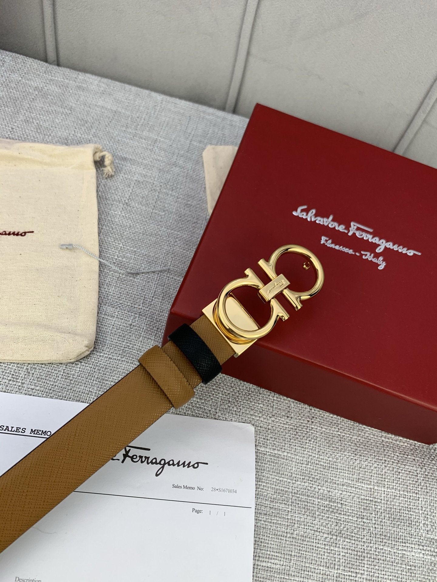 “Salvatore Ferragamo Women’s Leather Belt: Adjustable and Stylish Accessory” - 图片 4