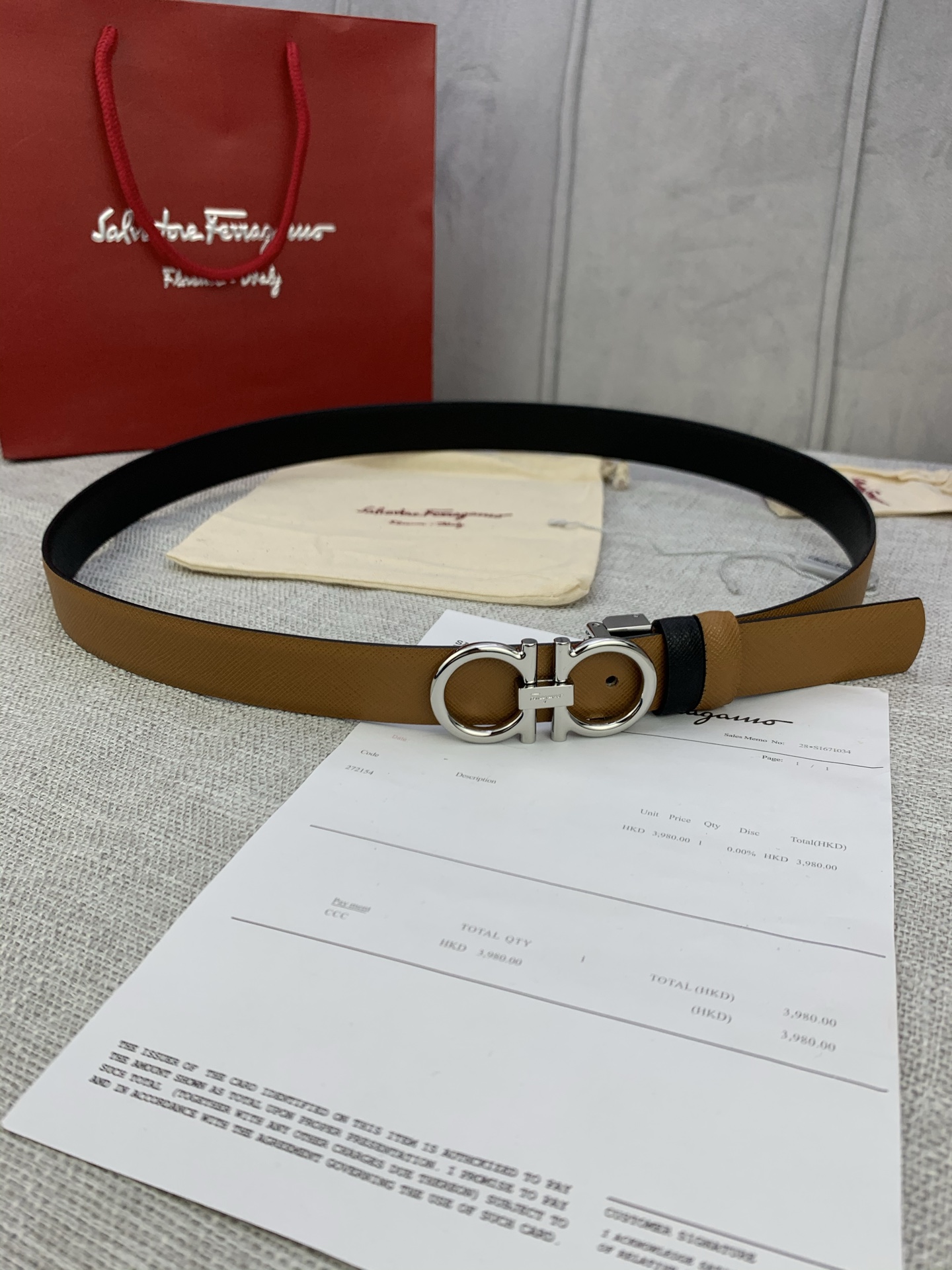 “Salvatore Ferragamo Women’s Leather Belt: Adjustable and Stylish Accessory” - 图片 9