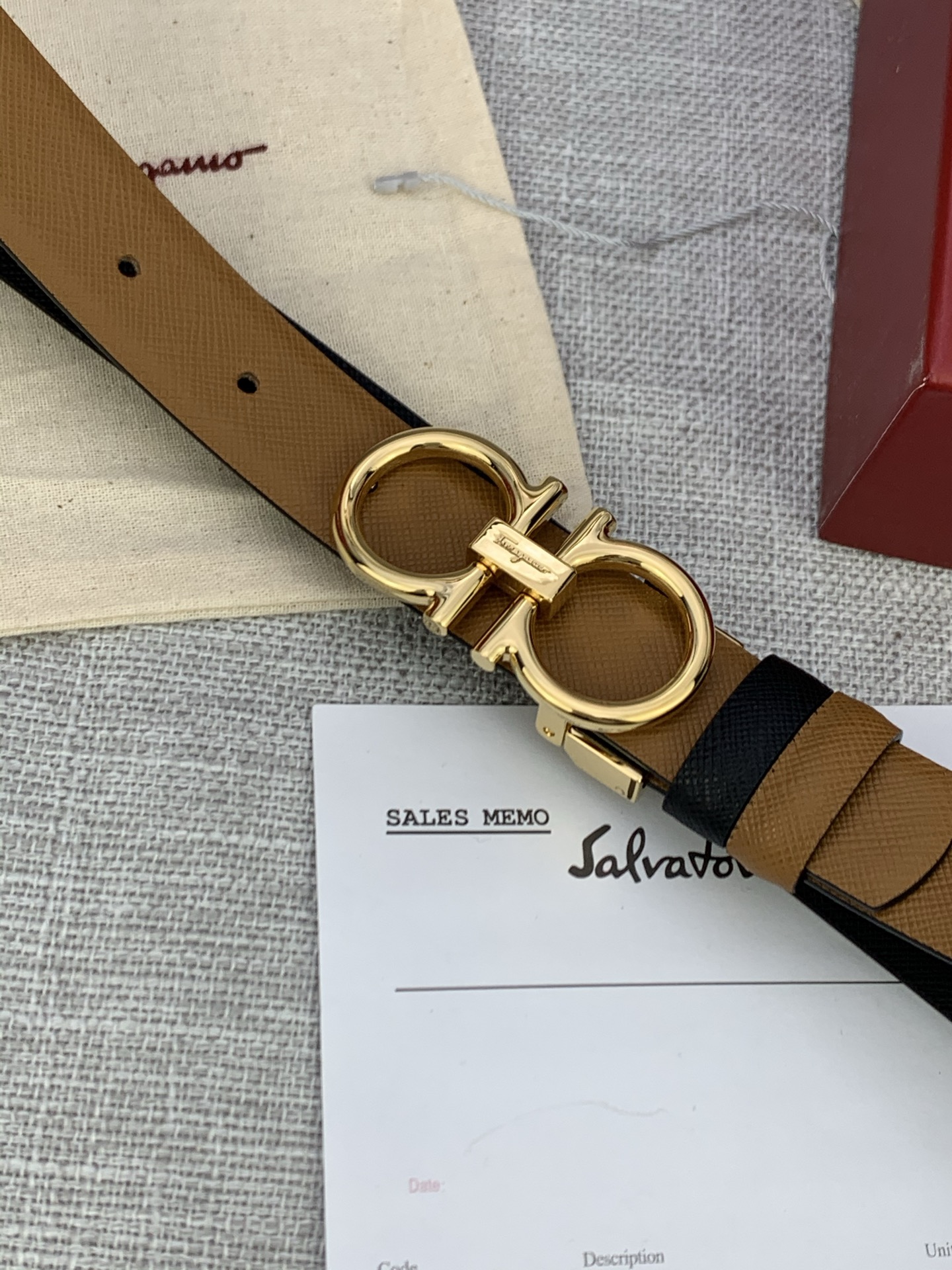 “Salvatore Ferragamo Women’s Leather Belt: Adjustable and Stylish Accessory” - 图片 2