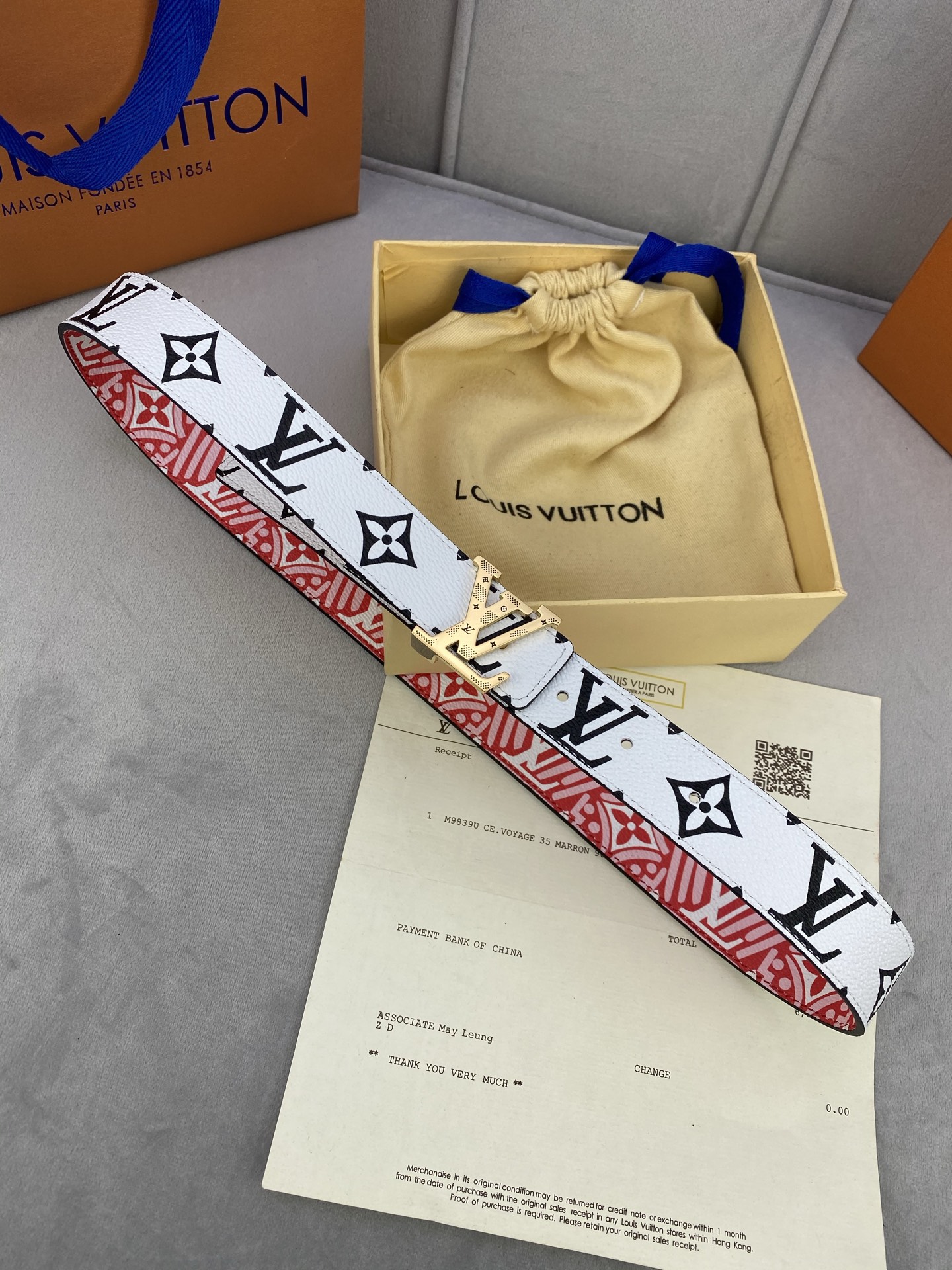  Crafty Iconic 腰带于 2023秋冬季演绎品牌标志性元素的多面大观。一面呈现 Monogr