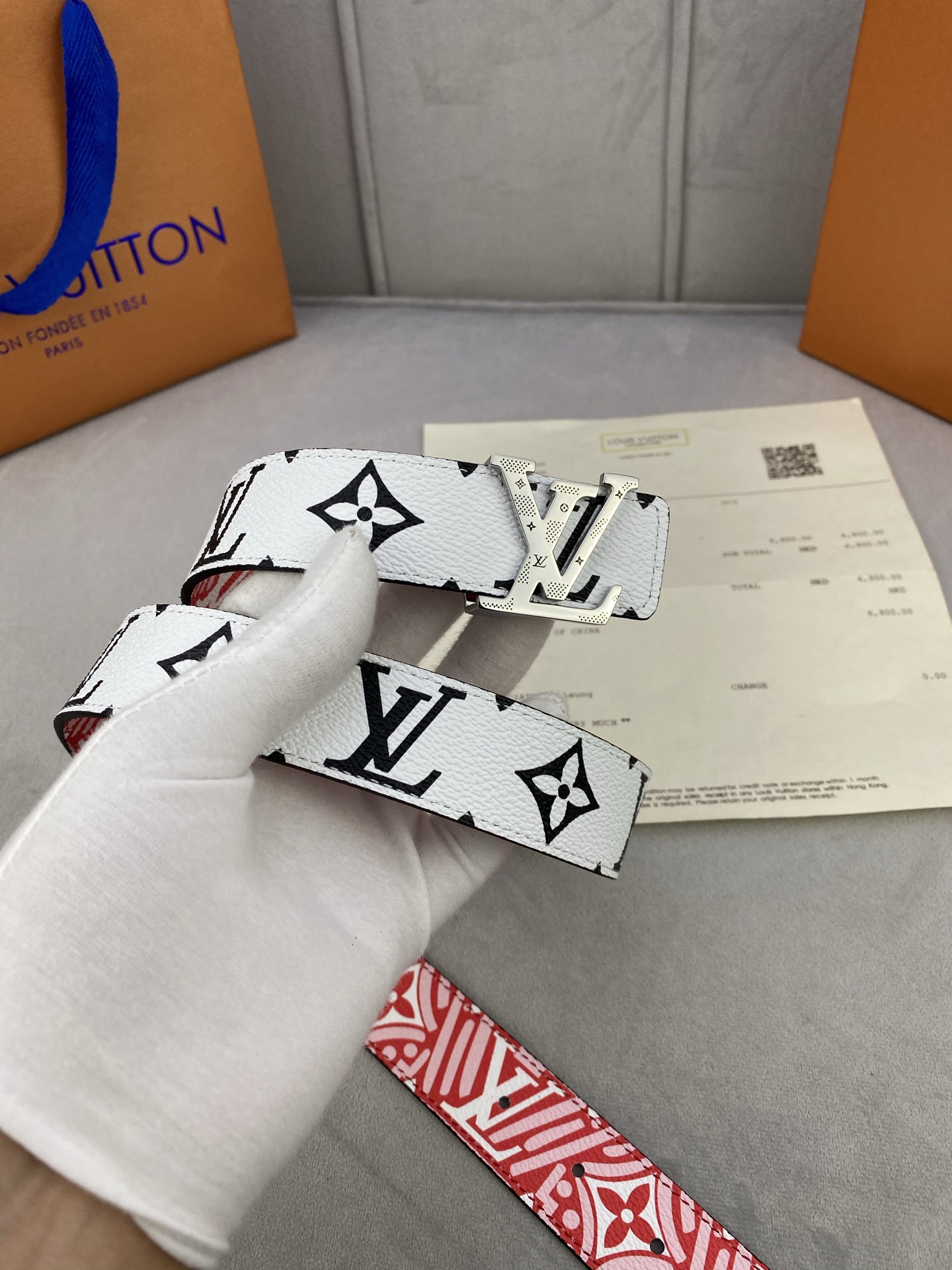  Crafty Iconic 腰带于 2023秋冬季演绎品牌标志性元素的多面大观。一面呈现 Monogr