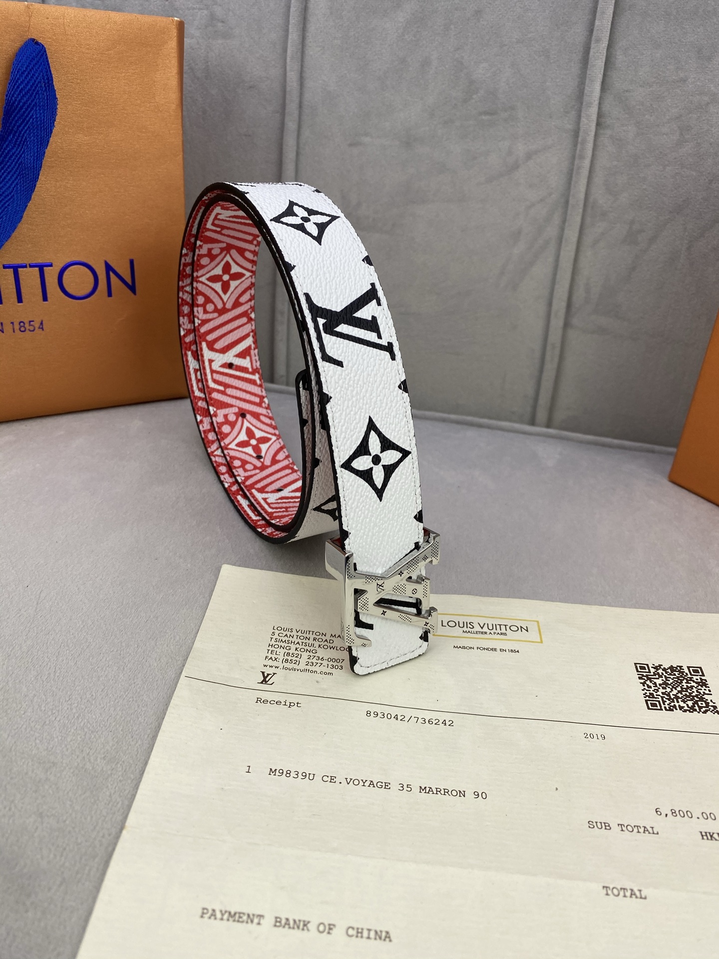  Crafty Iconic 腰带于 2023秋冬季演绎品牌标志性元素的多面大观。一面呈现 Monogr