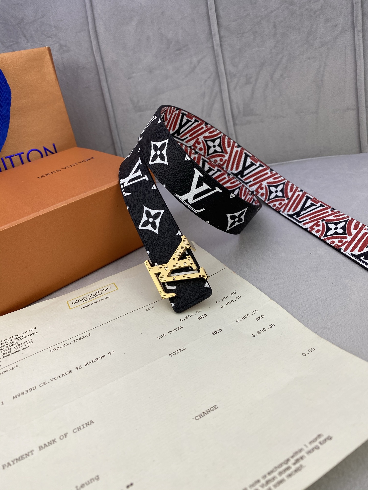  Crafty Iconic 腰带于 2023秋冬季演绎品牌标志性元素的多面大观。一面呈现 Monogr