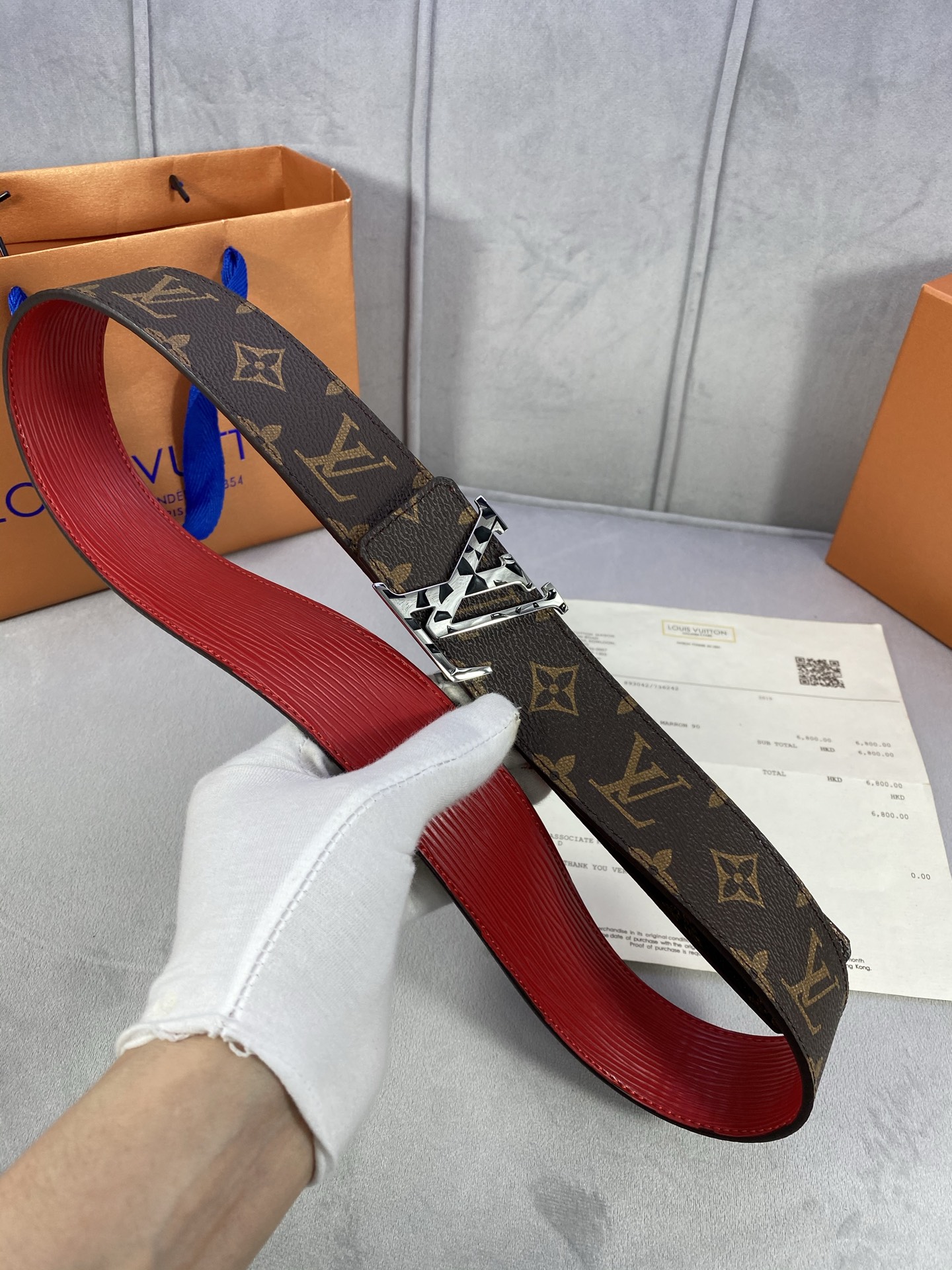  4.0宽 此款双面腰带以标志性的 LV Initiales 搭扣搭配全新 Monogram EcliP