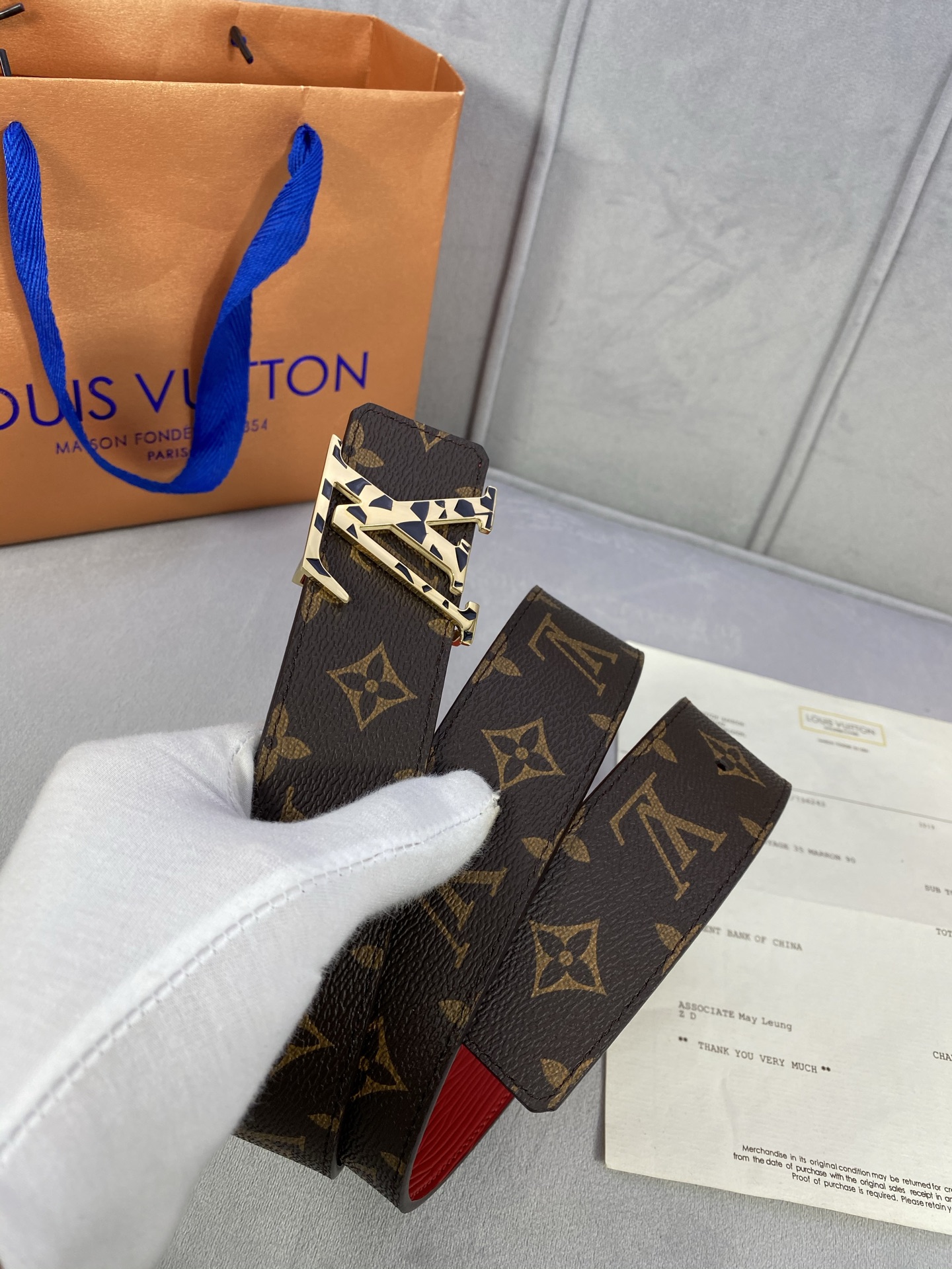 4.0宽 此款双面腰带以标志性的 LV Initiales 搭扣搭配全新 Monogram EcliP