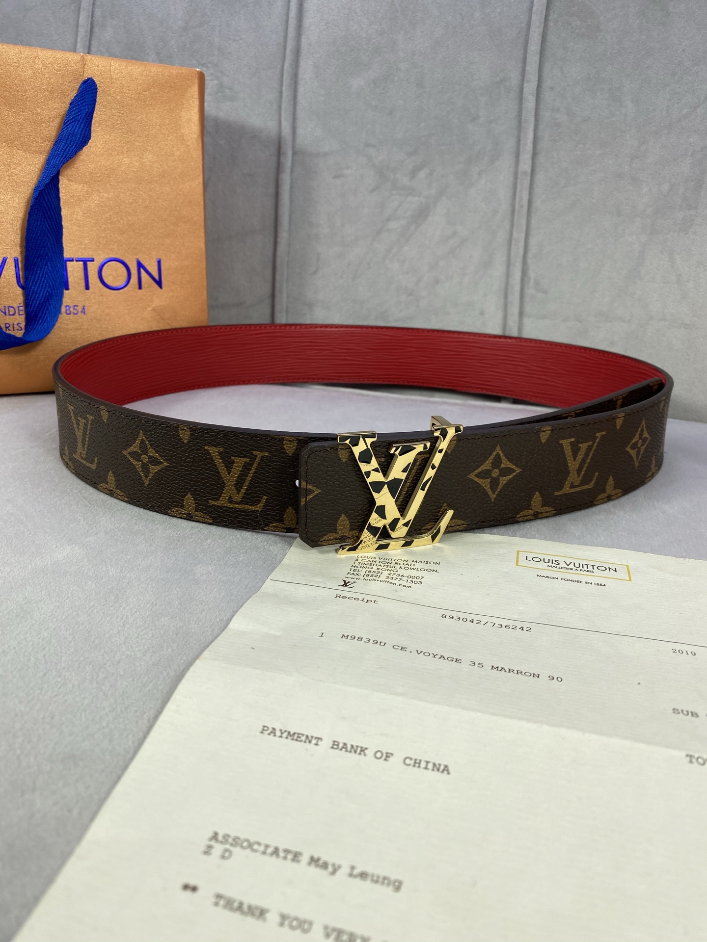  4.0宽 此款双面腰带以标志性的 LV Initiales 搭扣搭配全新 Monogram EcliP