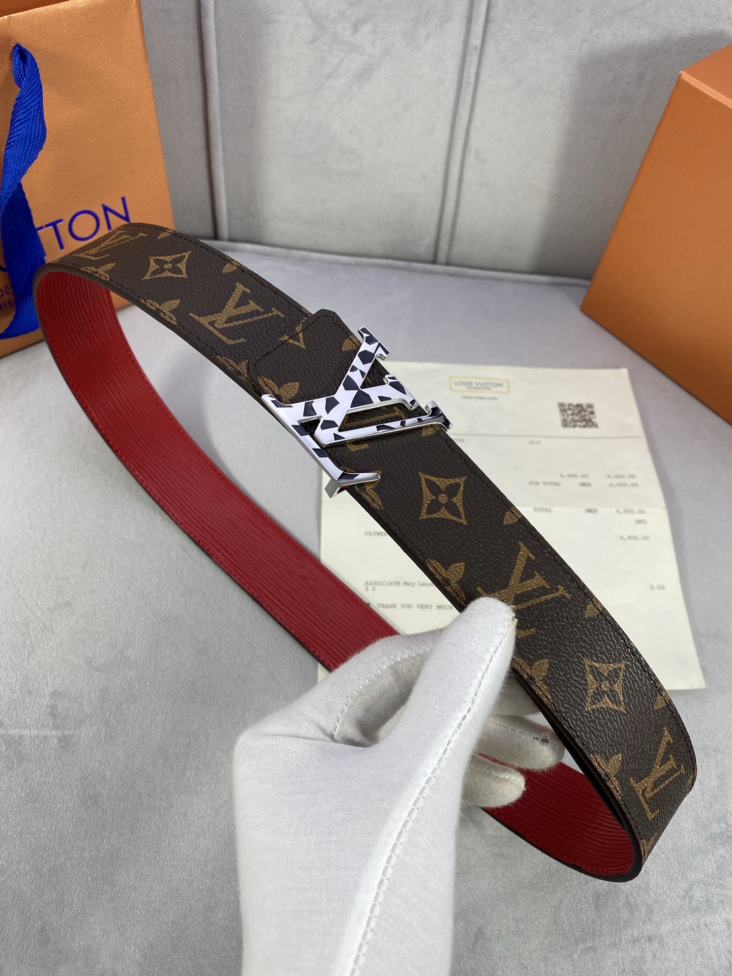  4.0宽 此款双面腰带以标志性的 LV Initiales 搭扣搭配全新 Monogram EcliP