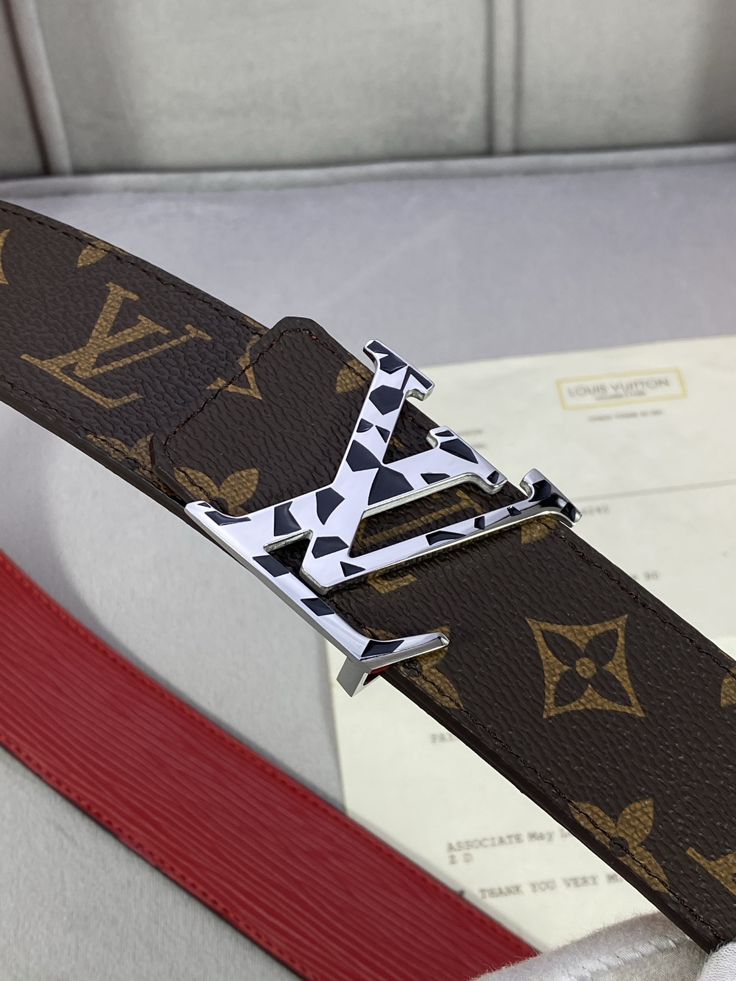 4.0宽 此款双面腰带以标志性的 LV Initiales 搭扣搭配全新 Monogram EcliP