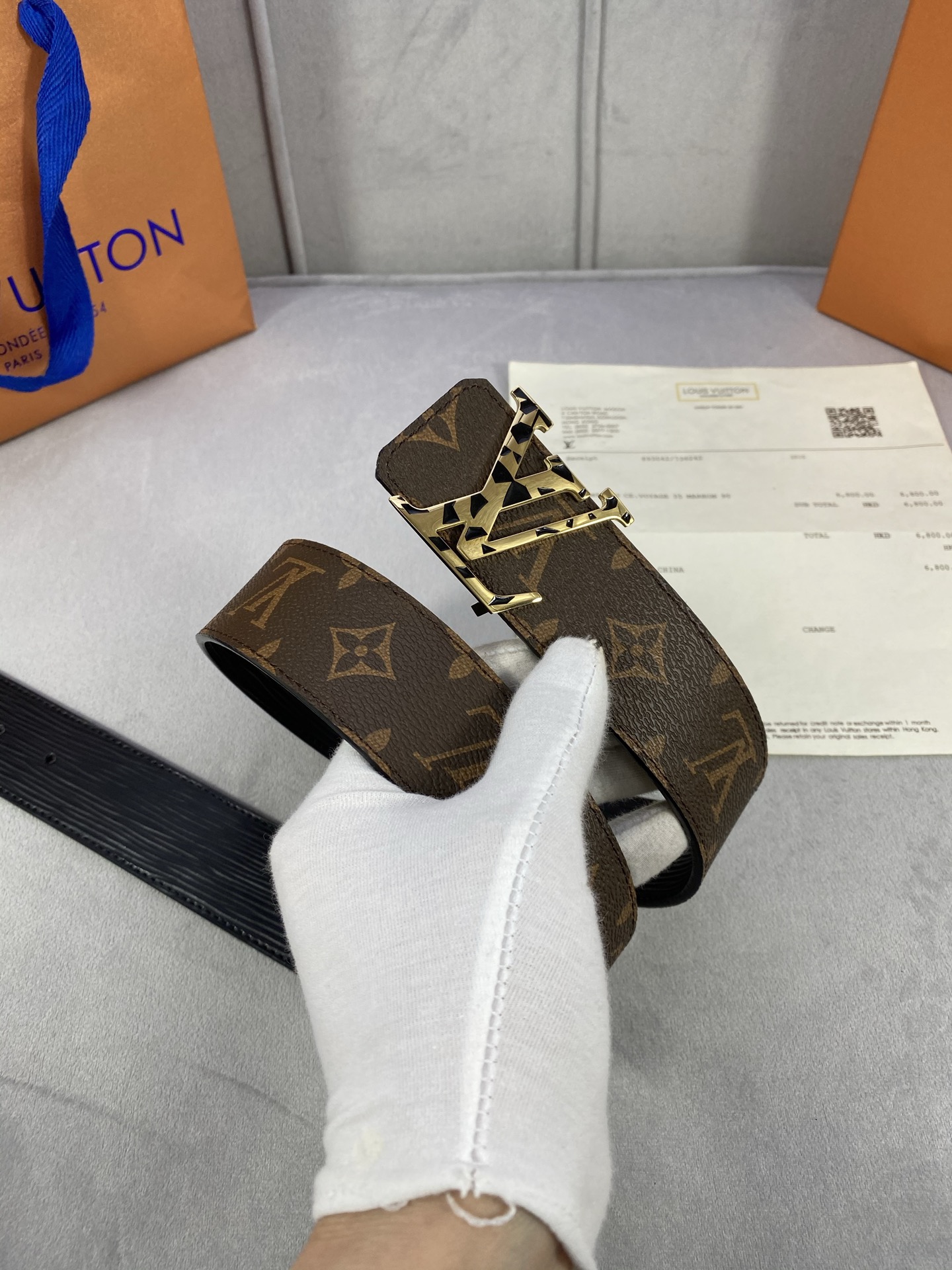 4.0宽 此款双面腰带以标志性的 LV Initiales 搭扣搭配全新 Monogram EcliP