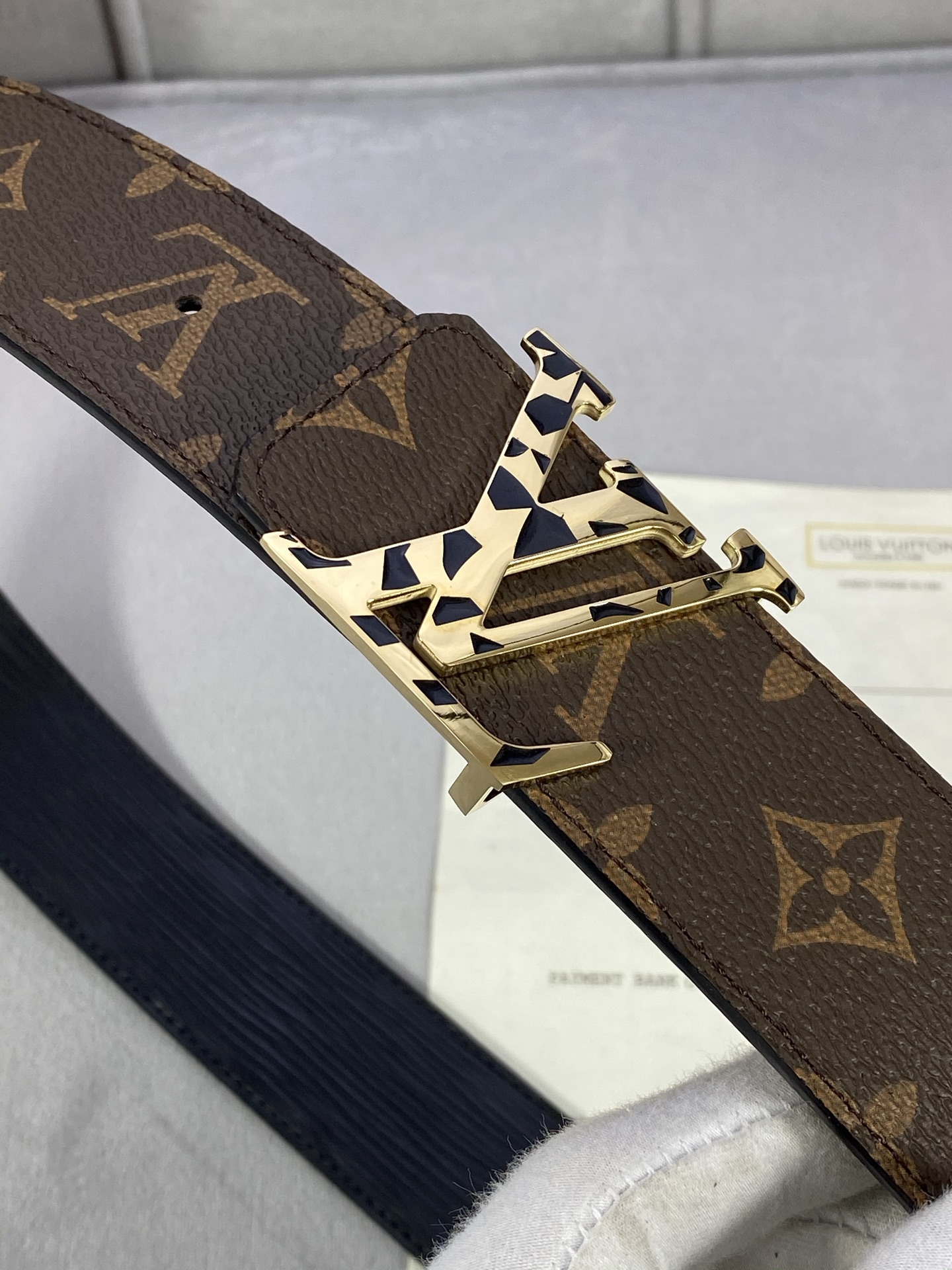  4.0宽 此款双面腰带以标志性的 LV Initiales 搭扣搭配全新 Monogram EcliP
