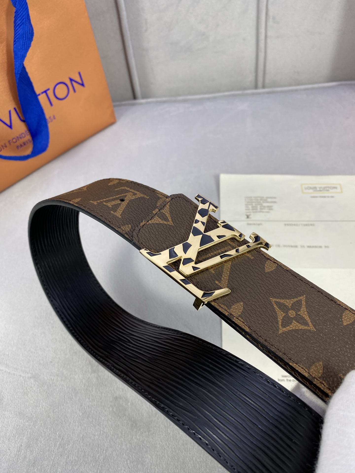  4.0宽 此款双面腰带以标志性的 LV Initiales 搭扣搭配全新 Monogram EcliP