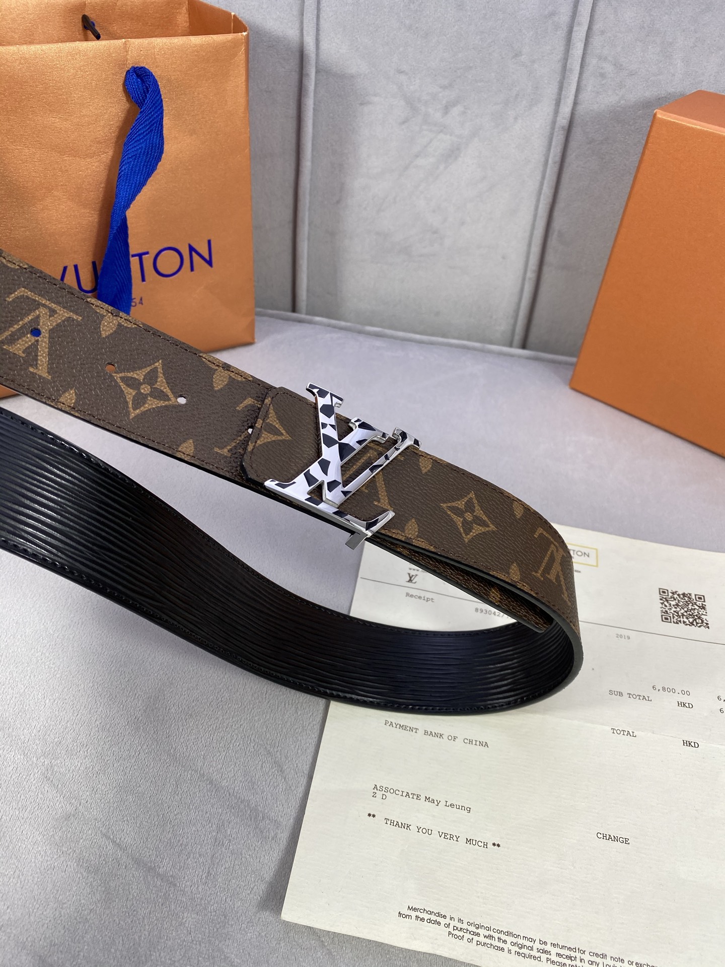  4.0宽 此款双面腰带以标志性的 LV Initiales 搭扣搭配全新 Monogram EcliP