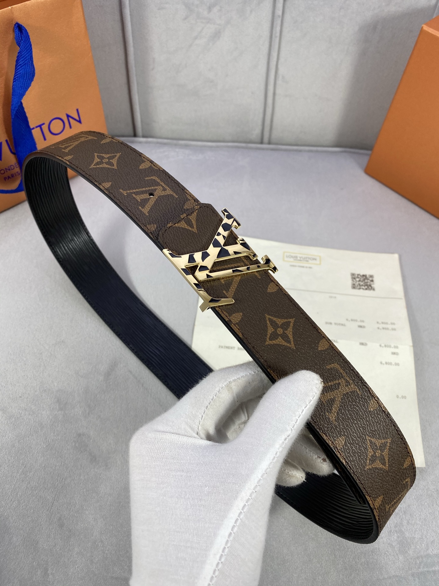  4.0宽 此款双面腰带以标志性的 LV Initiales 搭扣搭配全新 Monogram EcliP