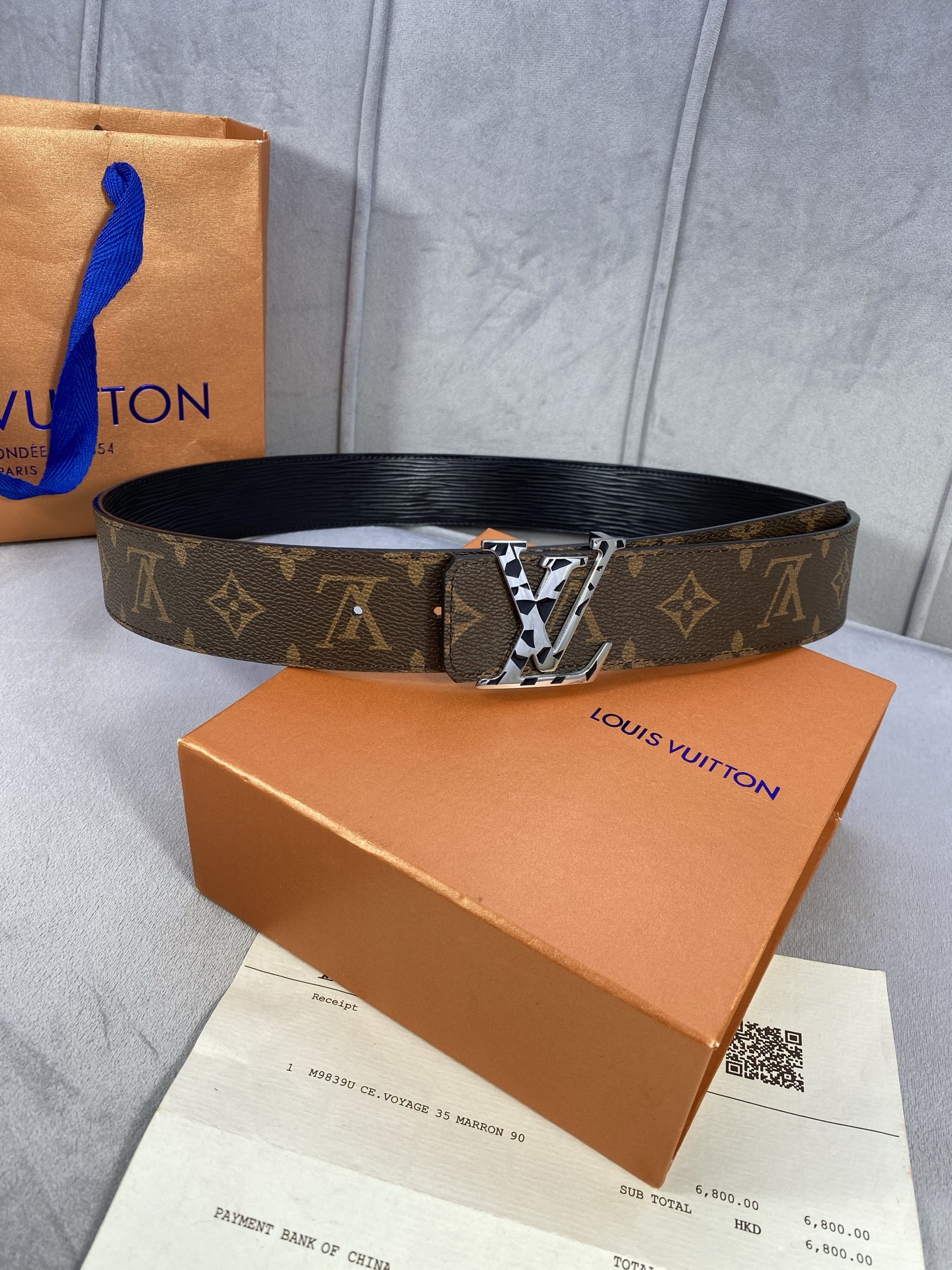  4.0宽 此款双面腰带以标志性的 LV Initiales 搭扣搭配全新 Monogram EcliP