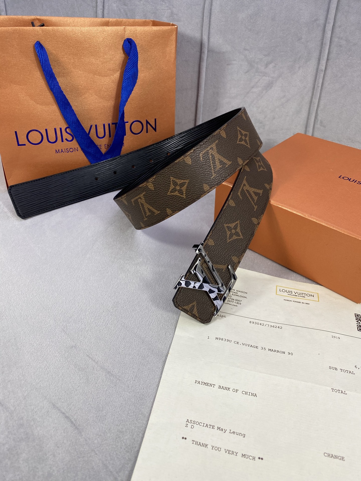  4.0宽 此款双面腰带以标志性的 LV Initiales 搭扣搭配全新 Monogram EcliP