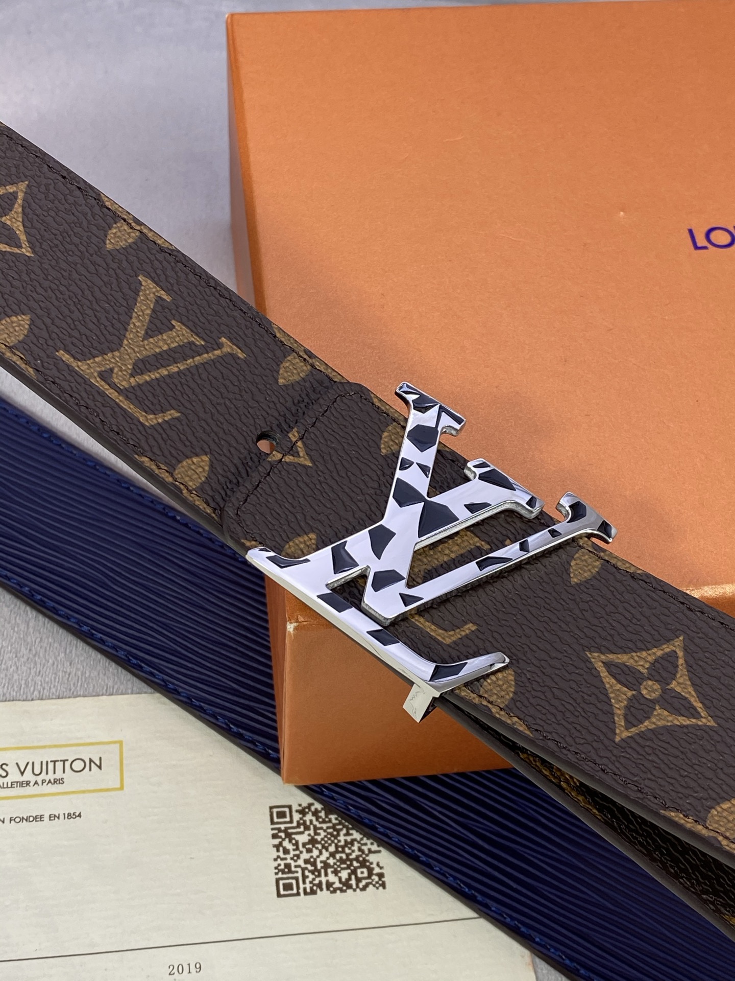  4.0宽 此款双面腰带以标志性的 LV Initiales 搭扣搭配全新 Monogram EcliP