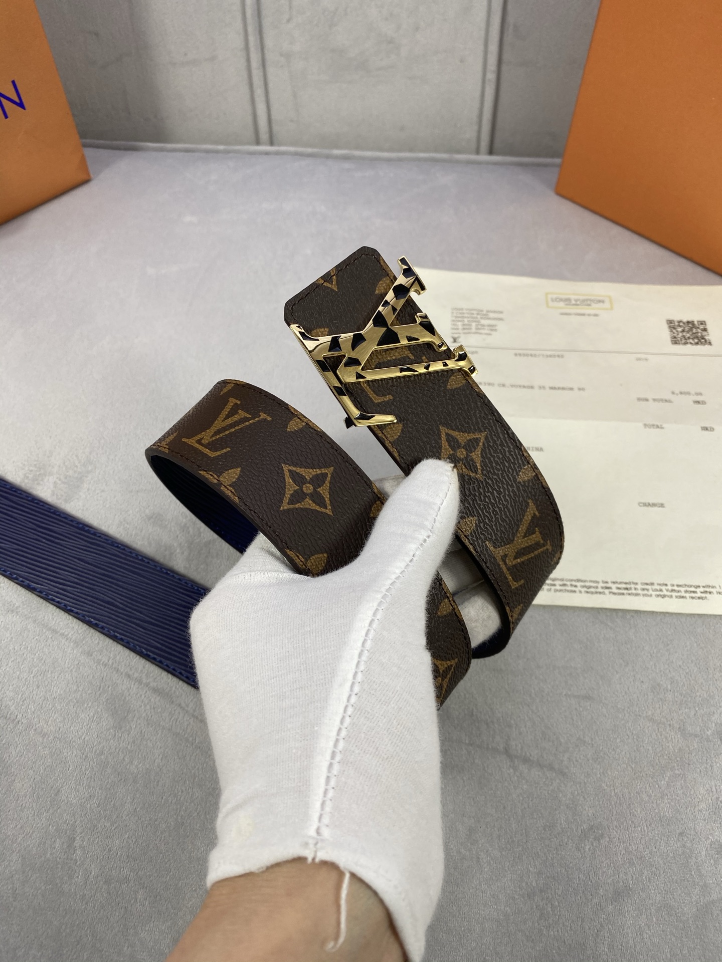  4.0宽 此款双面腰带以标志性的 LV Initiales 搭扣搭配全新 Monogram EcliP