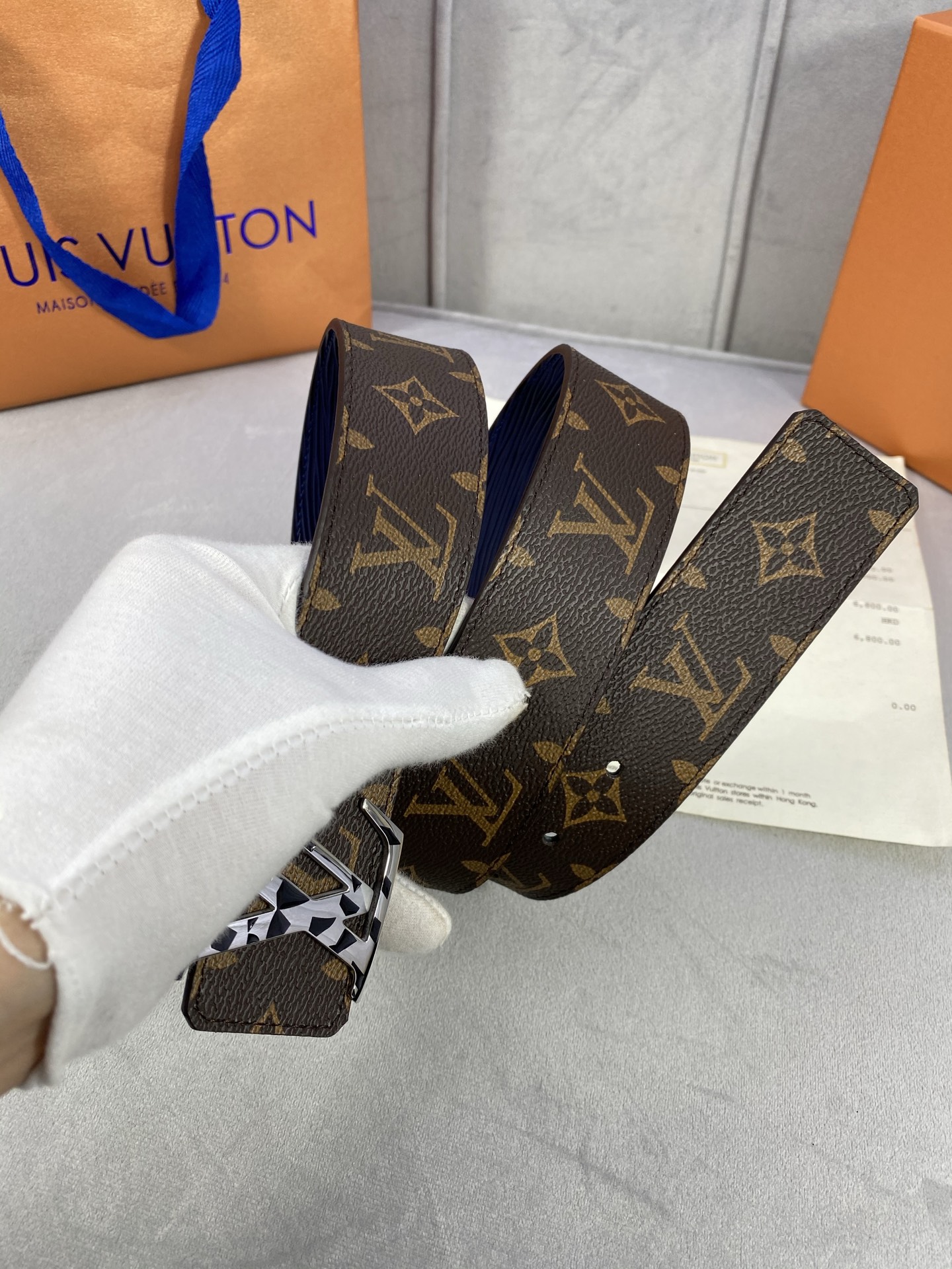  4.0宽 此款双面腰带以标志性的 LV Initiales 搭扣搭配全新 Monogram EcliP