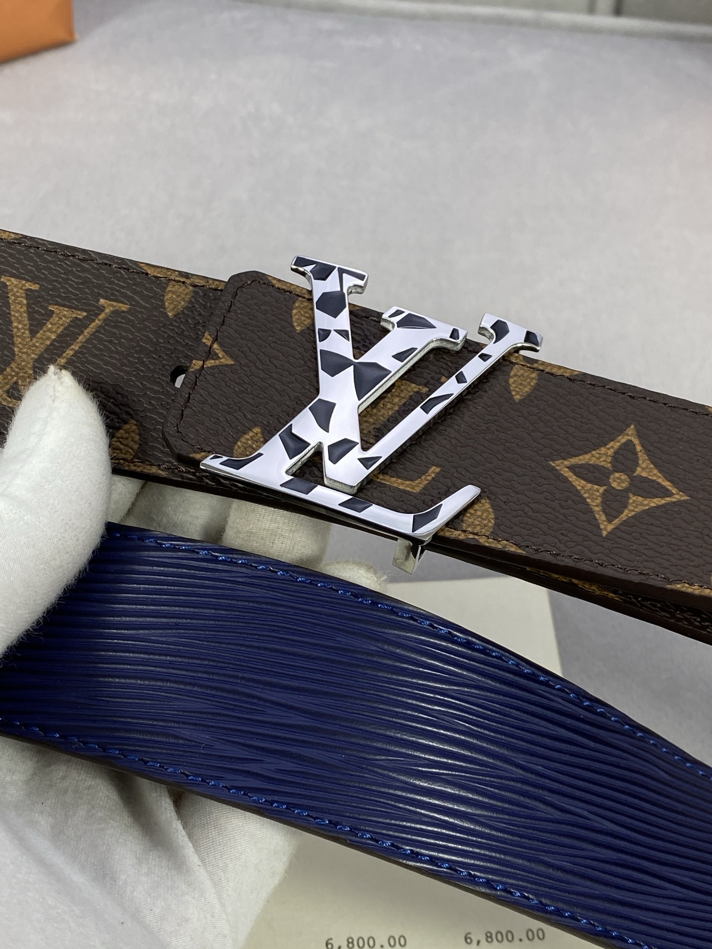  4.0宽 此款双面腰带以标志性的 LV Initiales 搭扣搭配全新 Monogram EcliP
