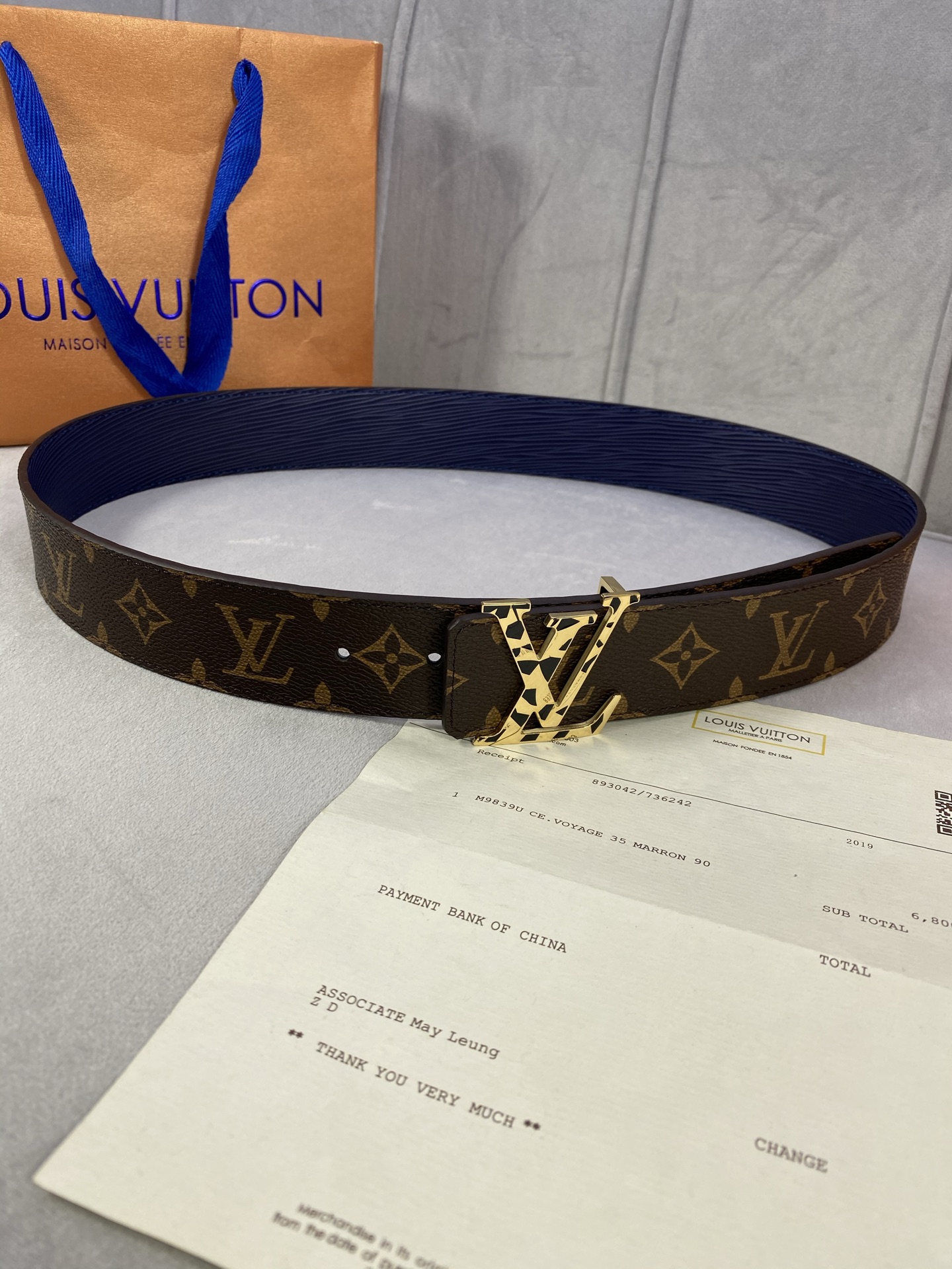  4.0宽 此款双面腰带以标志性的 LV Initiales 搭扣搭配全新 Monogram EcliP