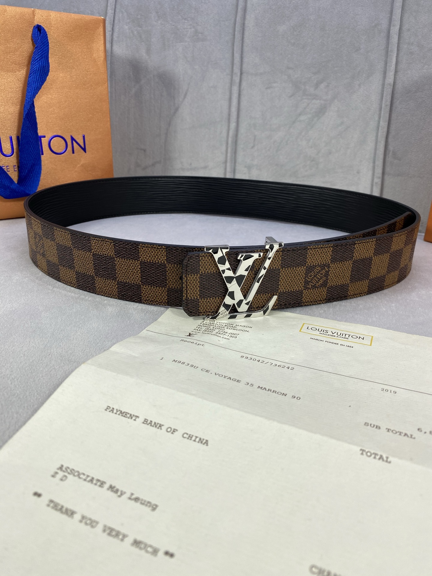  4.0宽 此款双面腰带以标志性的 LV Initiales 搭扣搭配全新 Monogram EcliP