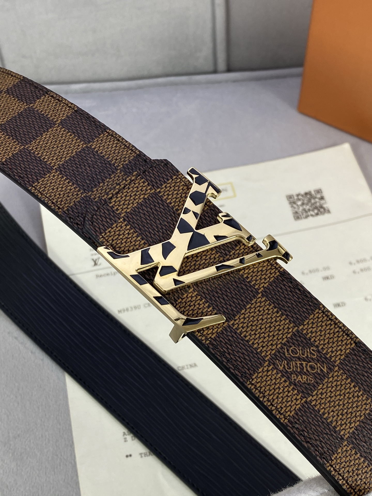  4.0宽 此款双面腰带以标志性的 LV Initiales 搭扣搭配全新 Monogram EcliP