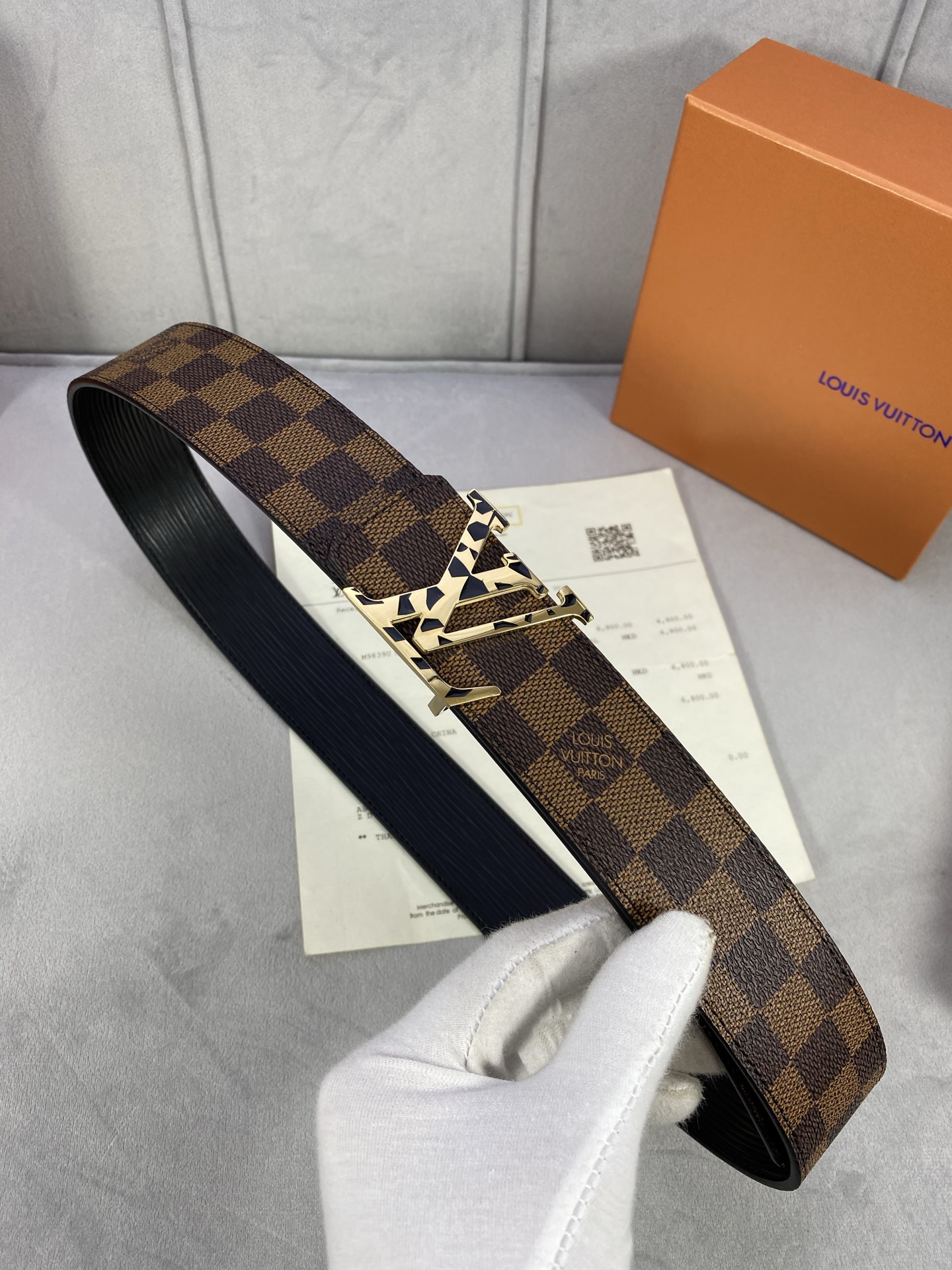  4.0宽 此款双面腰带以标志性的 LV Initiales 搭扣搭配全新 Monogram EcliP
