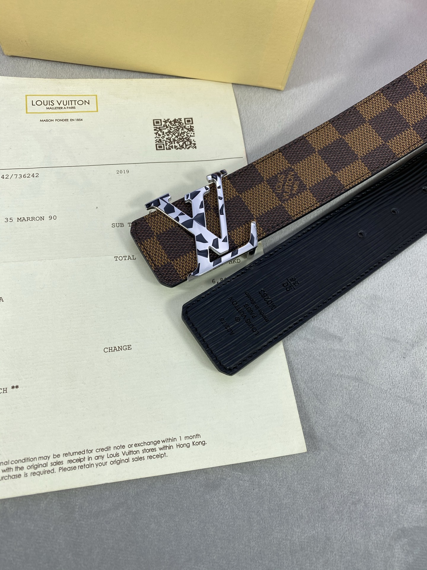  4.0宽 此款双面腰带以标志性的 LV Initiales 搭扣搭配全新 Monogram EcliP