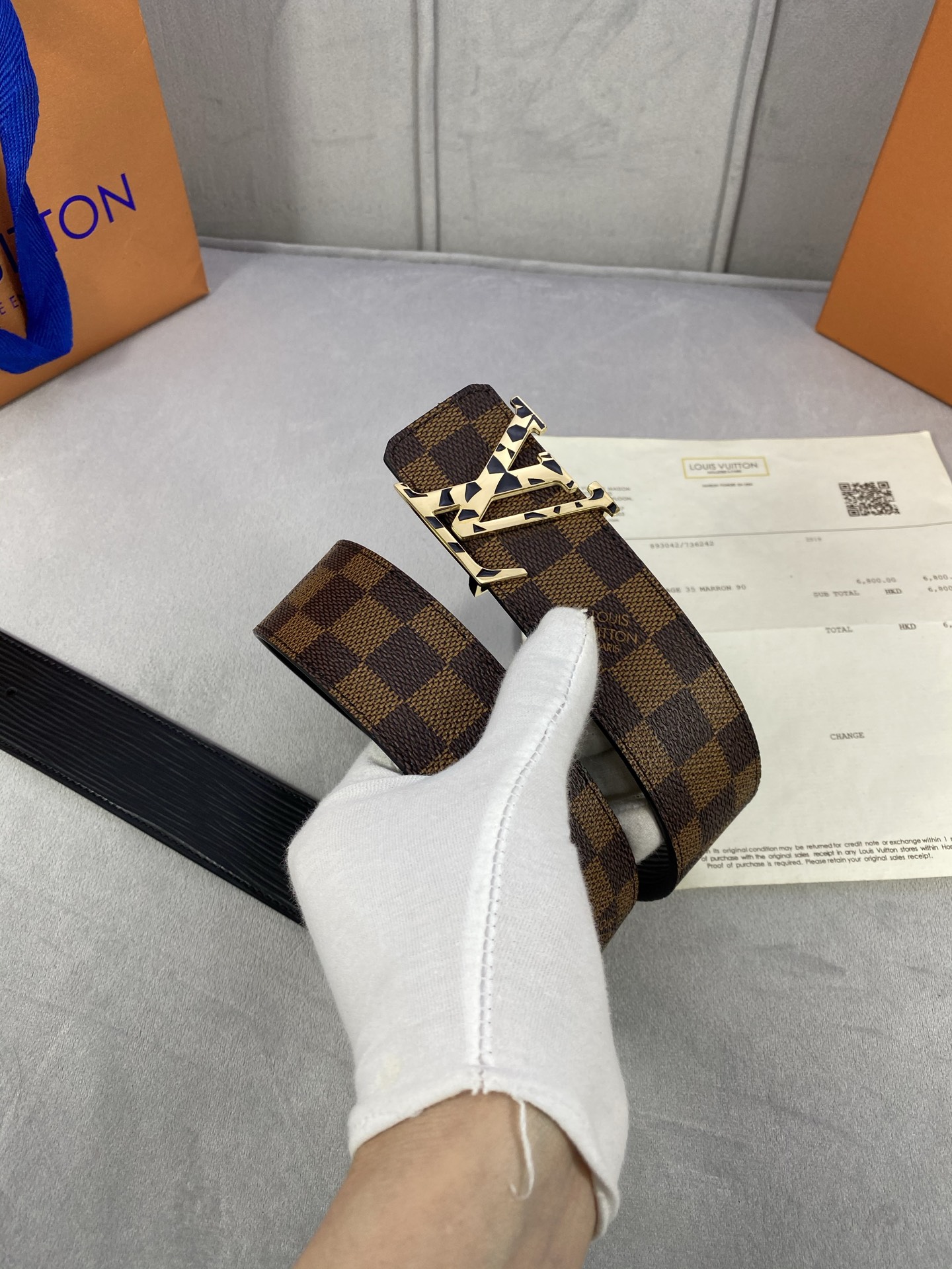  4.0宽 此款双面腰带以标志性的 LV Initiales 搭扣搭配全新 Monogram EcliP