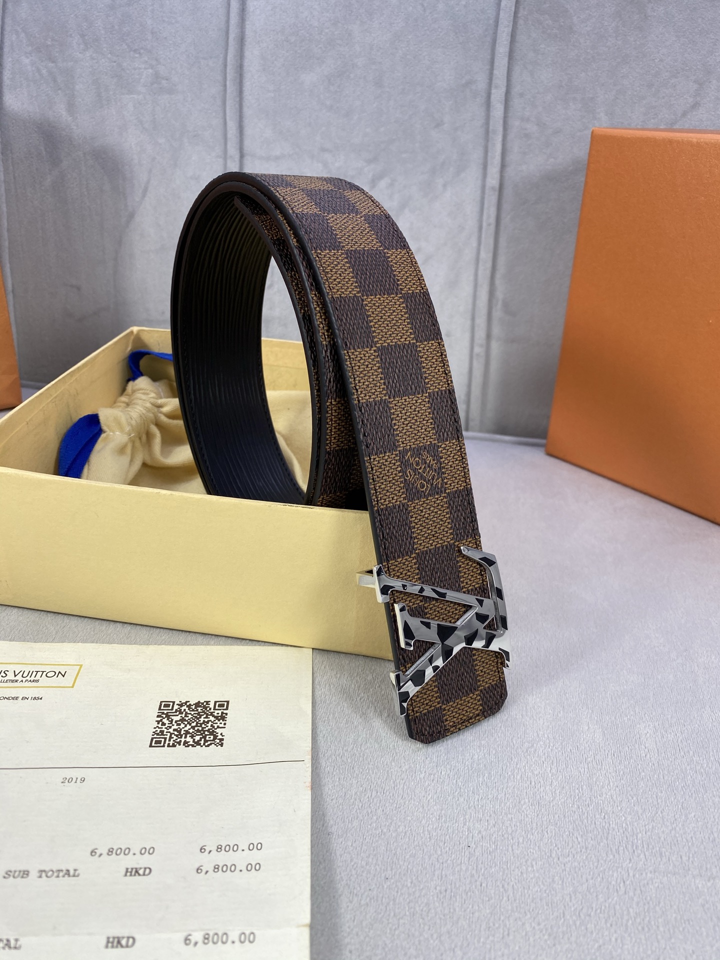  4.0宽 此款双面腰带以标志性的 LV Initiales 搭扣搭配全新 Monogram EcliP