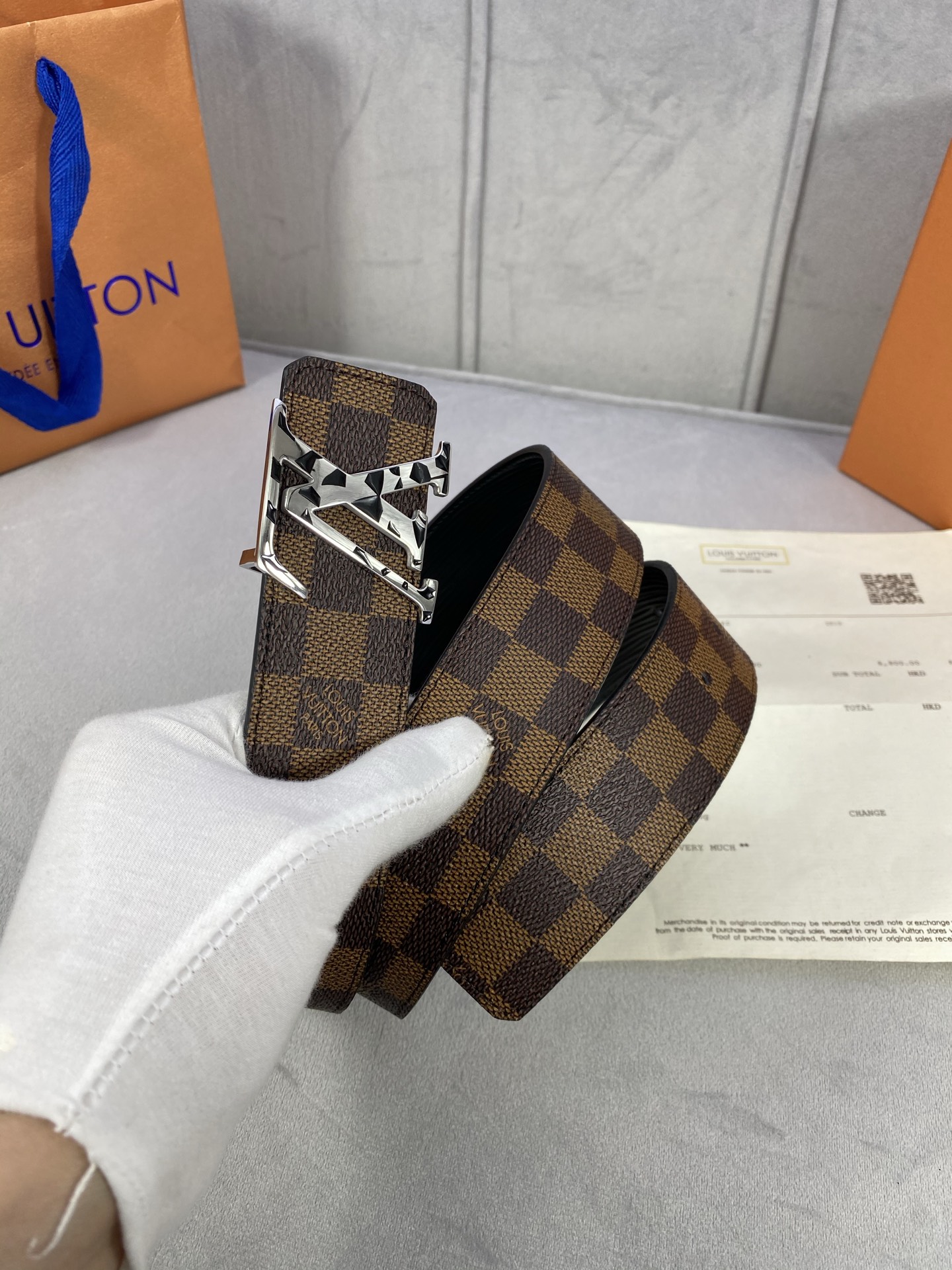  4.0宽 此款双面腰带以标志性的 LV Initiales 搭扣搭配全新 Monogram EcliP