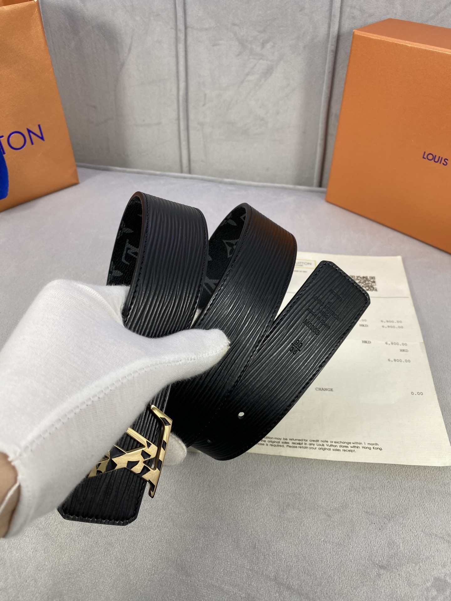  4.0宽 此款双面腰带以标志性的 LV Initiales 搭扣搭配全新 Monogram EcliP