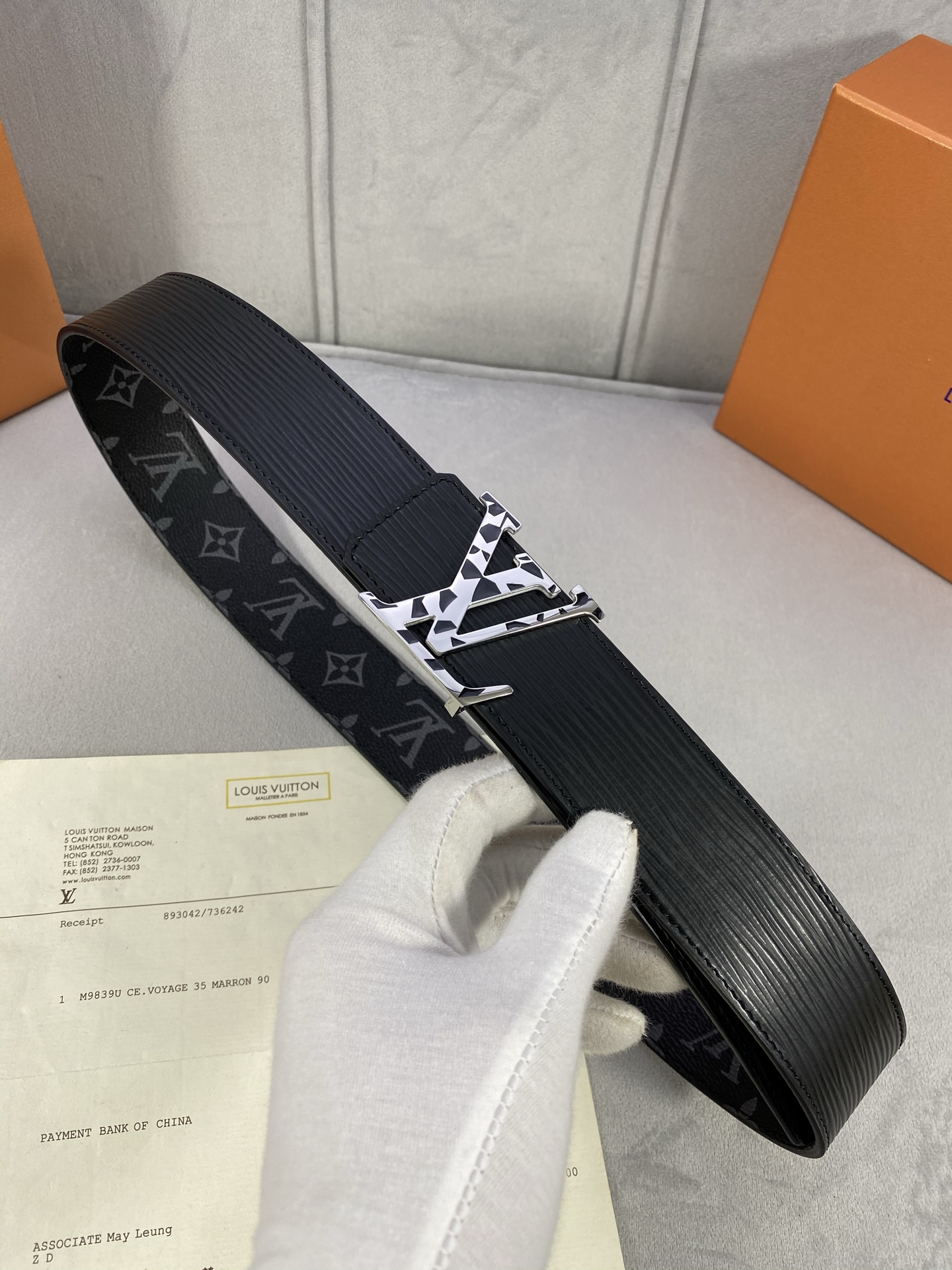  4.0宽 此款双面腰带以标志性的 LV Initiales 搭扣搭配全新 Monogram EcliP