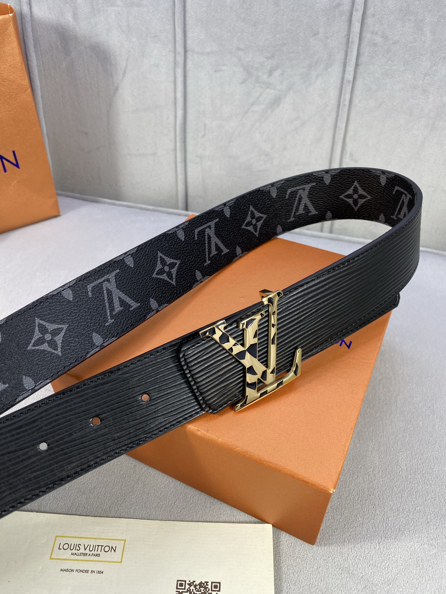  4.0宽 此款双面腰带以标志性的 LV Initiales 搭扣搭配全新 Monogram EcliP