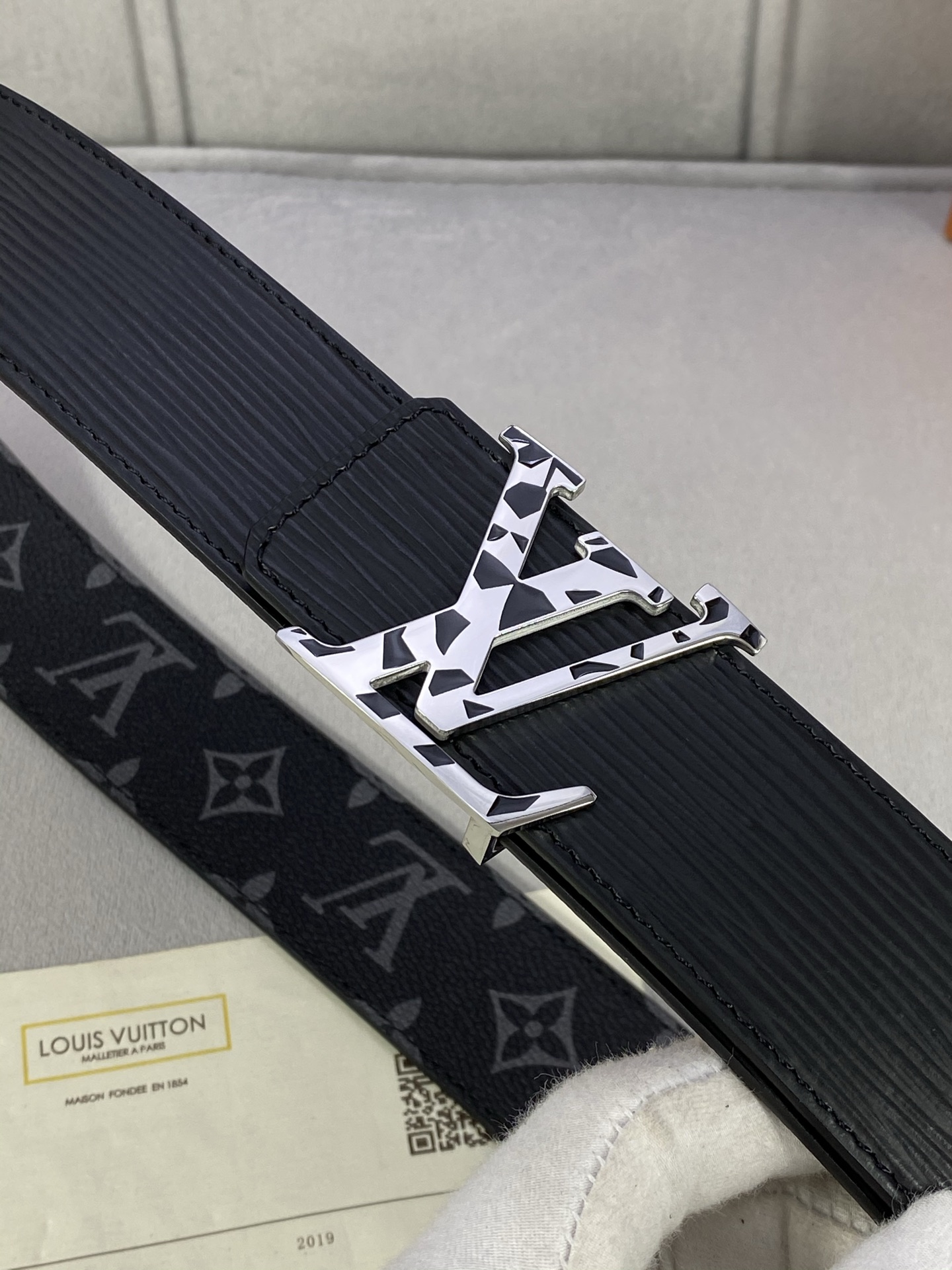  4.0宽 此款双面腰带以标志性的 LV Initiales 搭扣搭配全新 Monogram EcliP