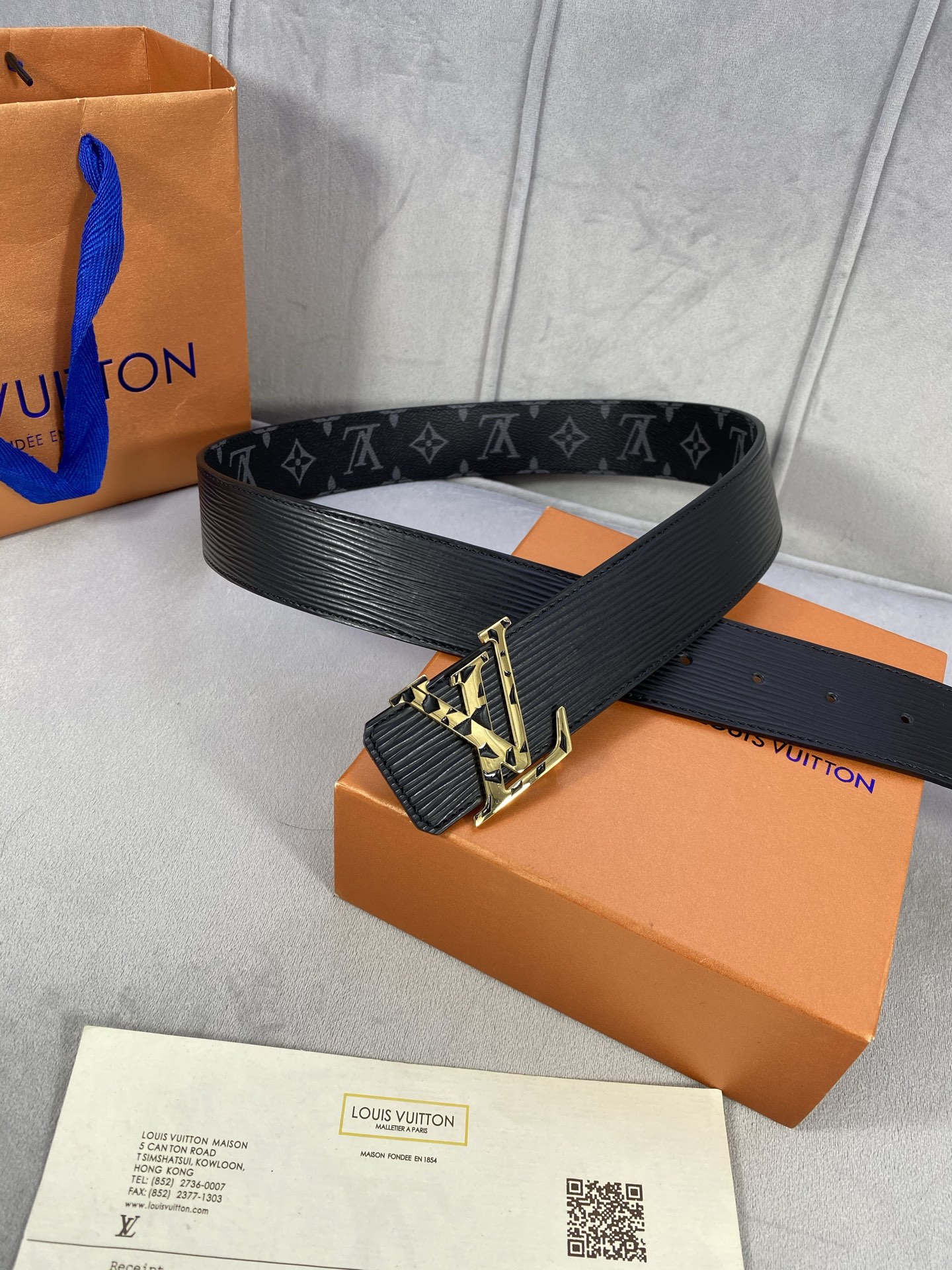  4.0宽 此款双面腰带以标志性的 LV Initiales 搭扣搭配全新 Monogram EcliP