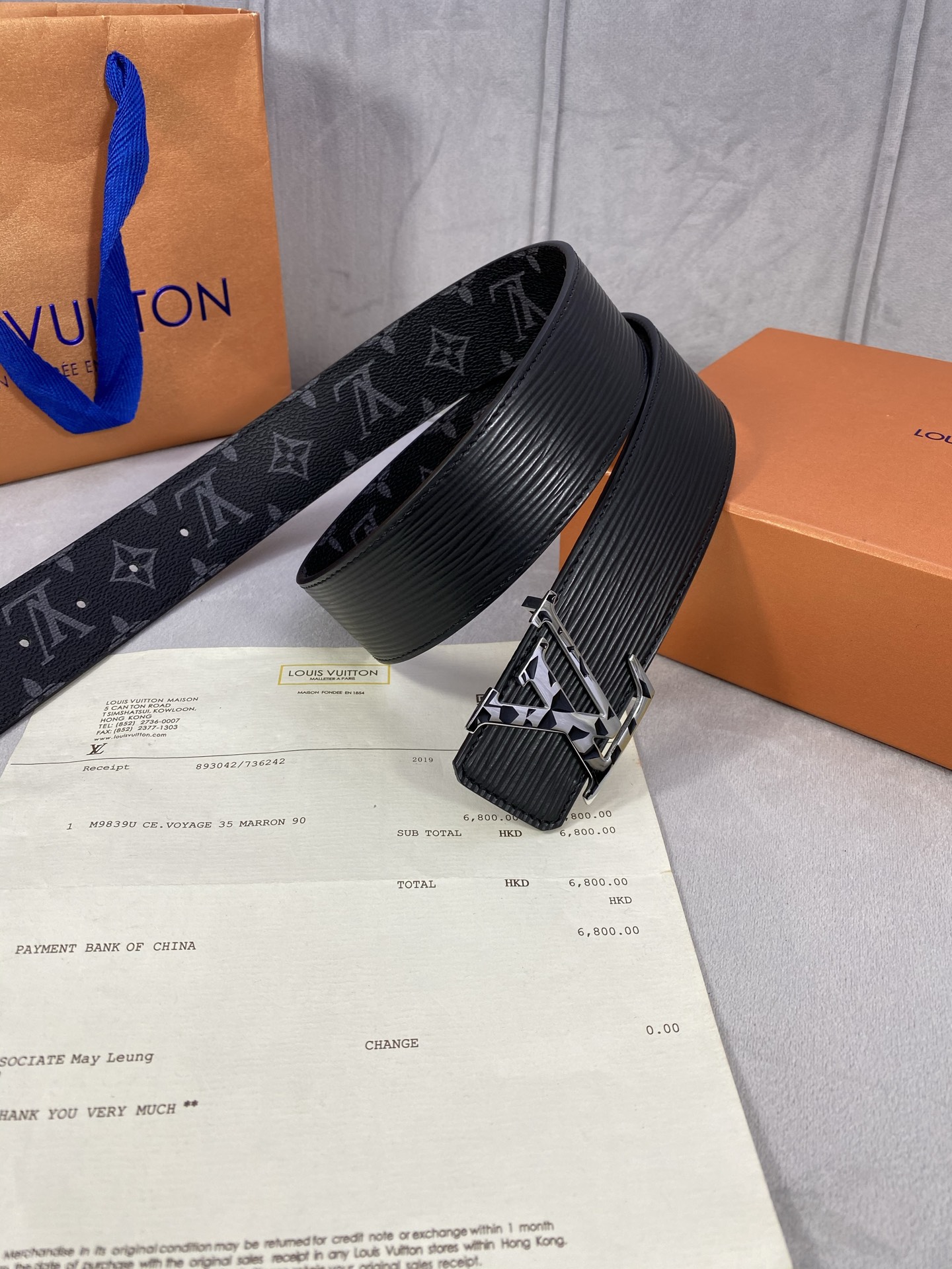  4.0宽 此款双面腰带以标志性的 LV Initiales 搭扣搭配全新 Monogram EcliP