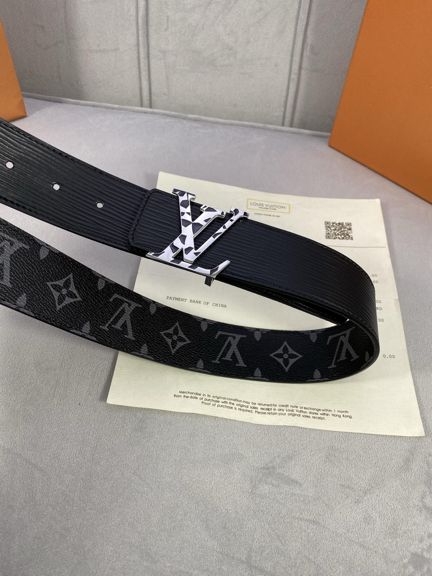 4.0宽 此款双面腰带以标志性的 LV Initiales 搭扣搭配全新 Monogram EcliP